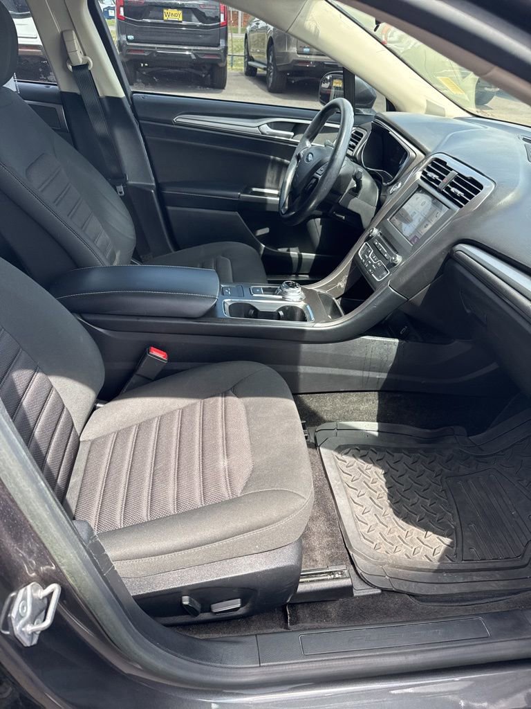 Used 2017 Ford Fusion SE w/ Fusion SE Technology Package FWD image 20