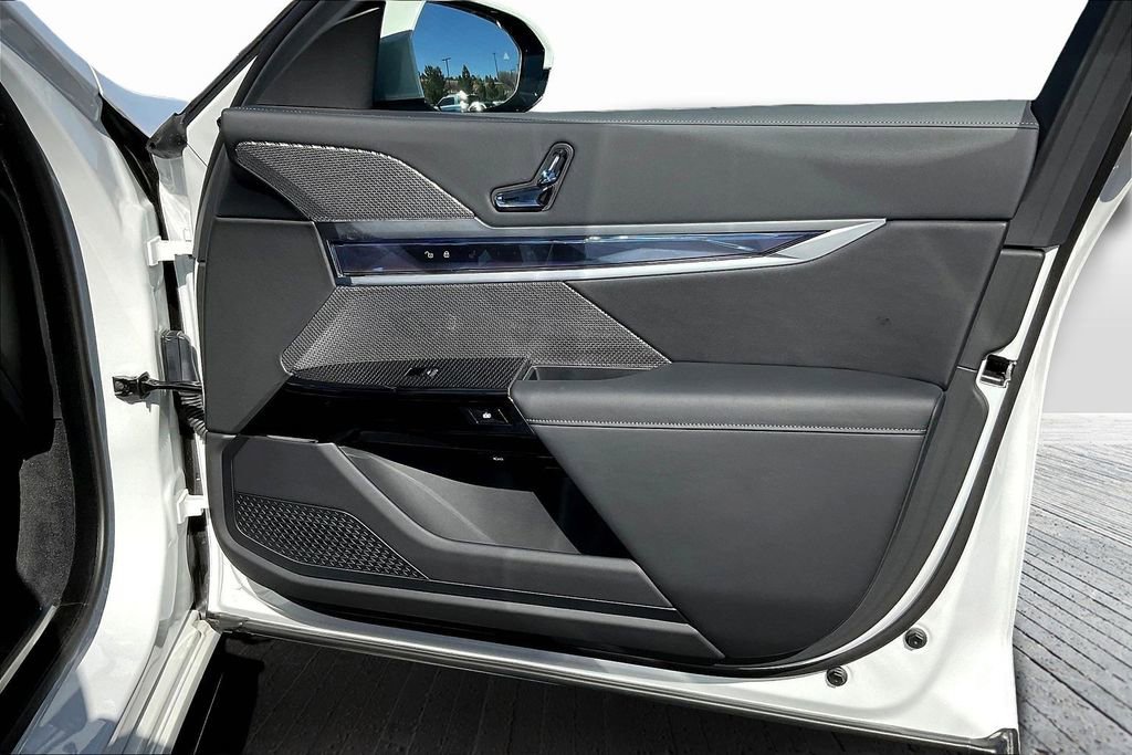 Used 2025 BMW 760i xDrive w/ Premium Package image 27