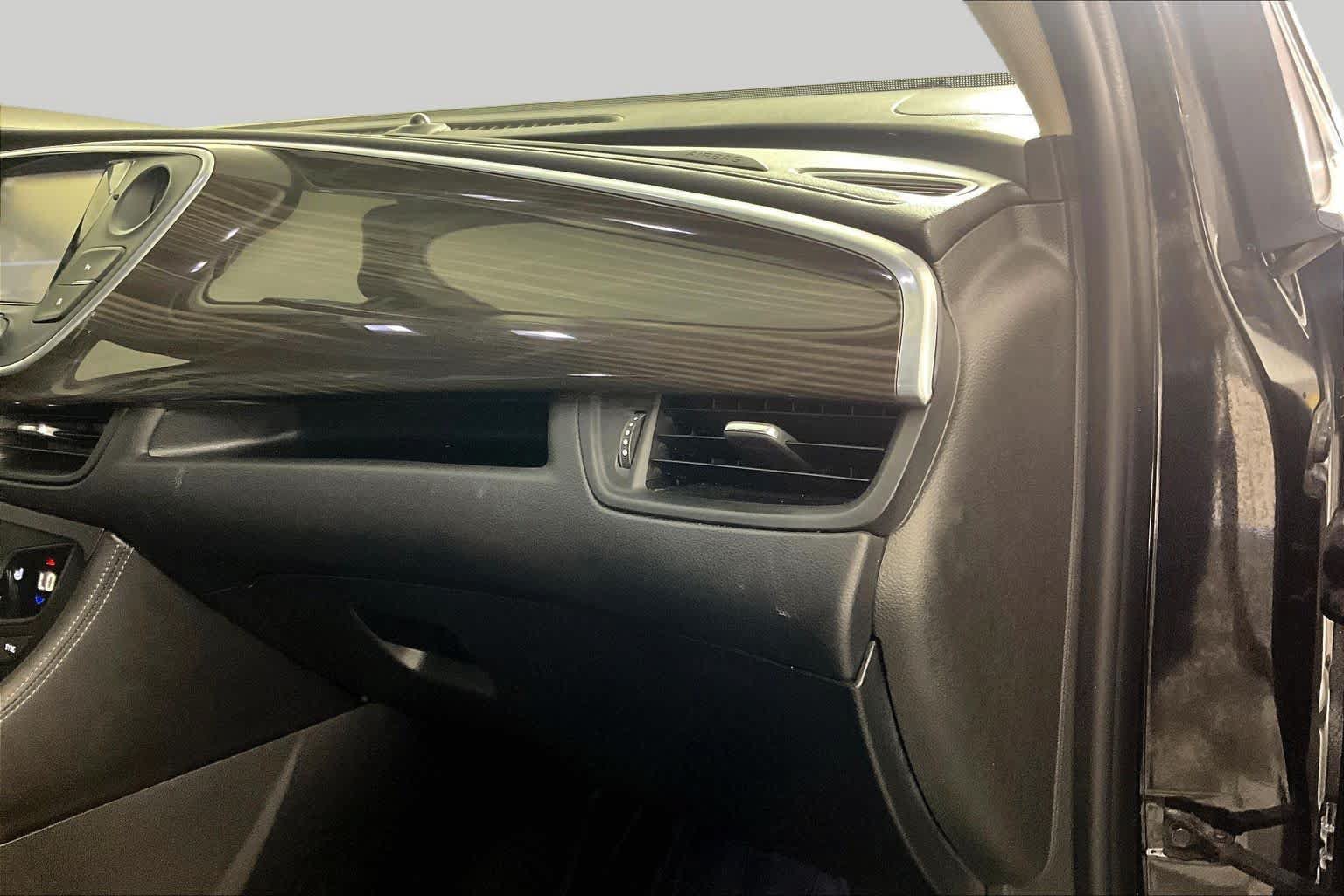 Used 2020 Buick Envision Essence FWD image 17