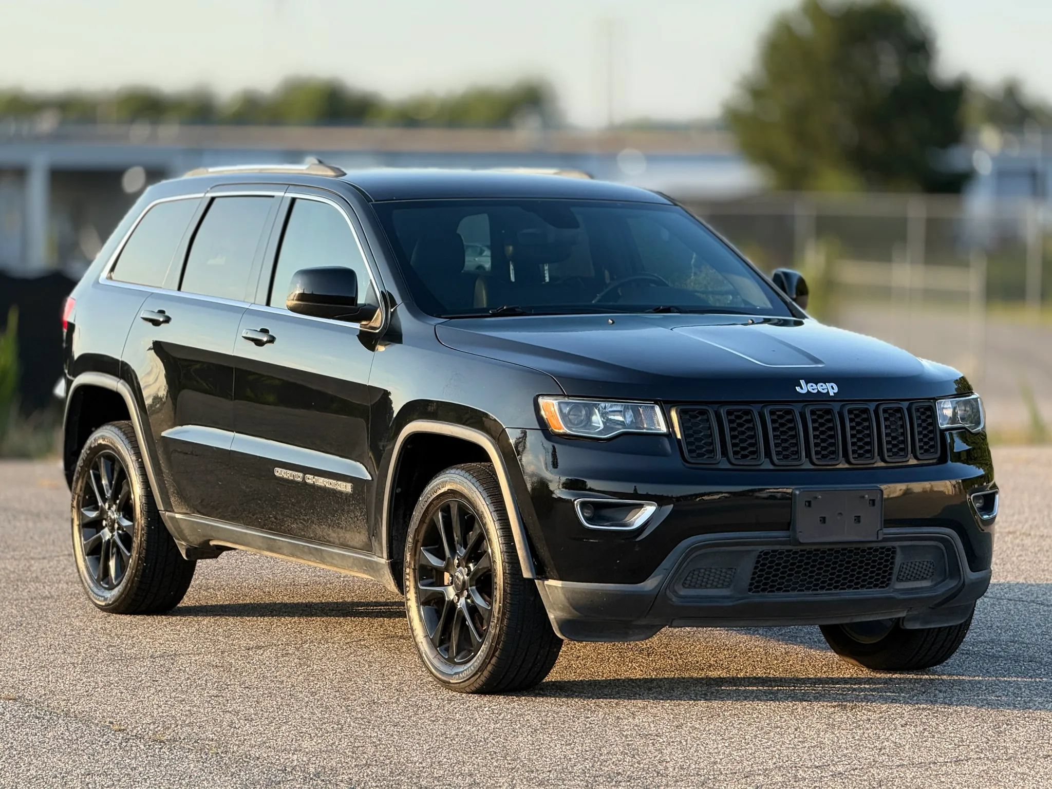 Used 2017 Jeep Grand Cherokee Laredo w/ Quick Order Package 23E AWD/4WD image 1