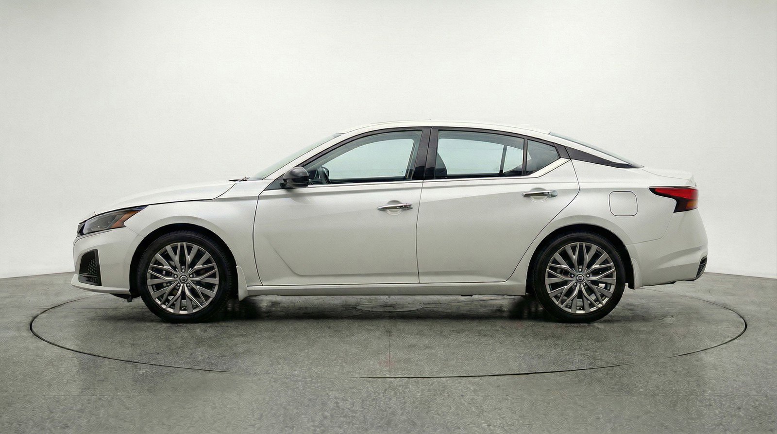 Used 2025 Nissan Altima 2.5 SV image 5