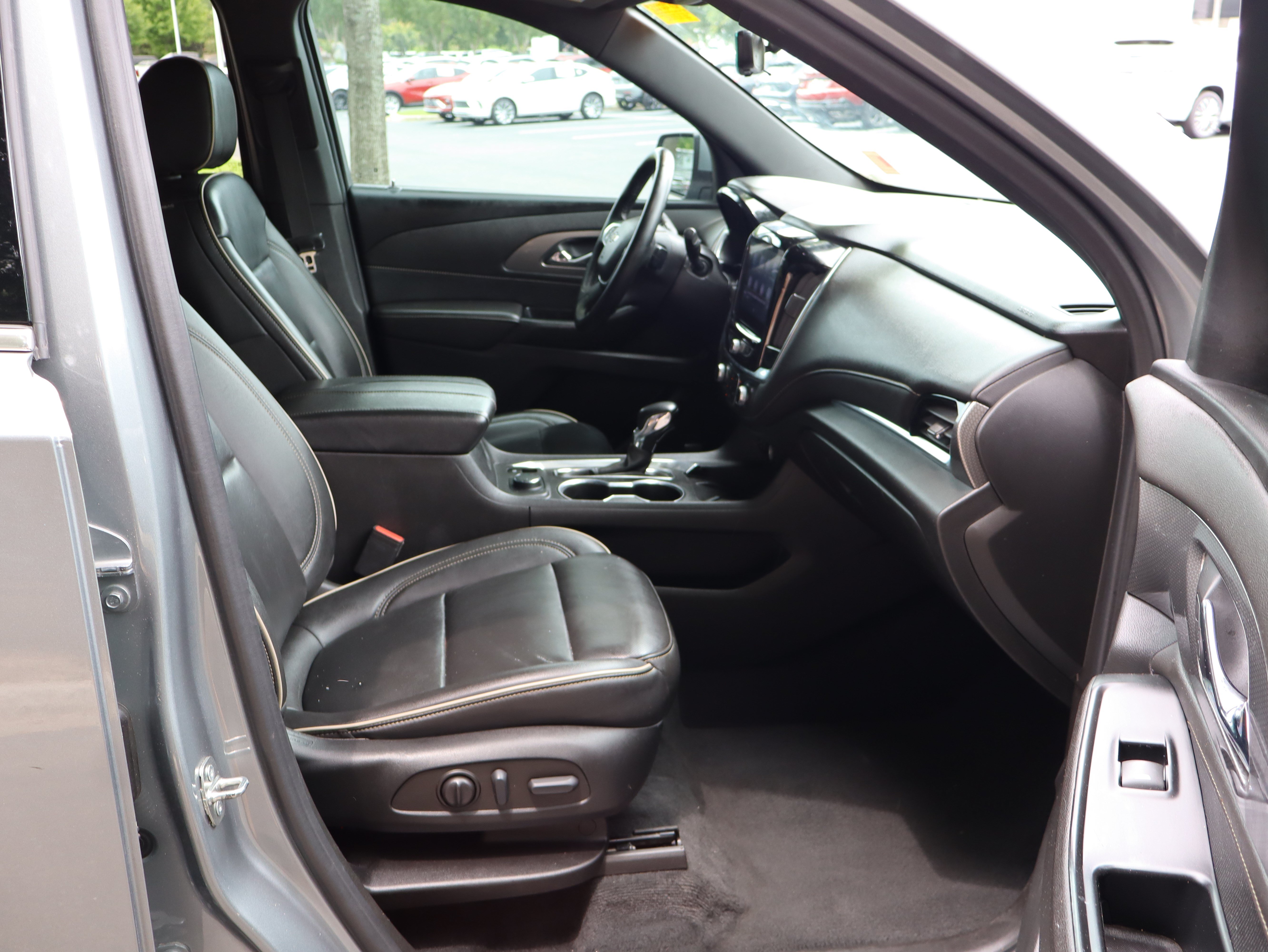 Used 2023 Chevrolet Traverse Premier FWD image 24
