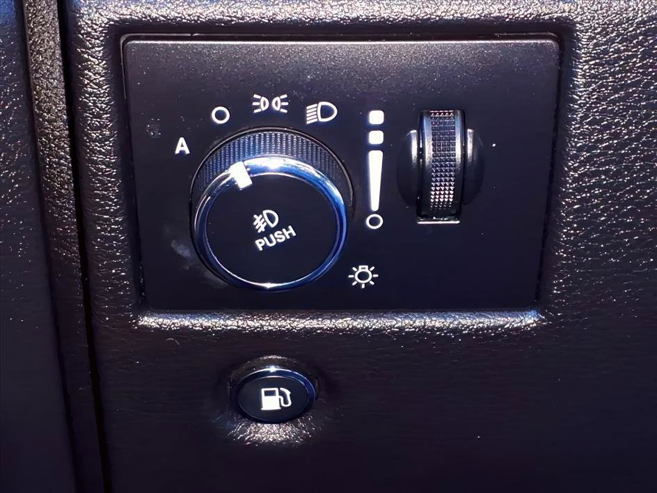 Used 2019 Jeep Grand Cherokee Limited image 22