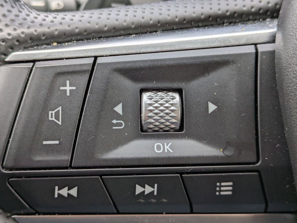 Used 2025 Mitsubishi Outlander SE image 17