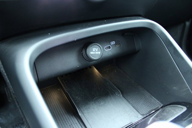 Used 2025 Volvo XC40 B5 Plus image 20