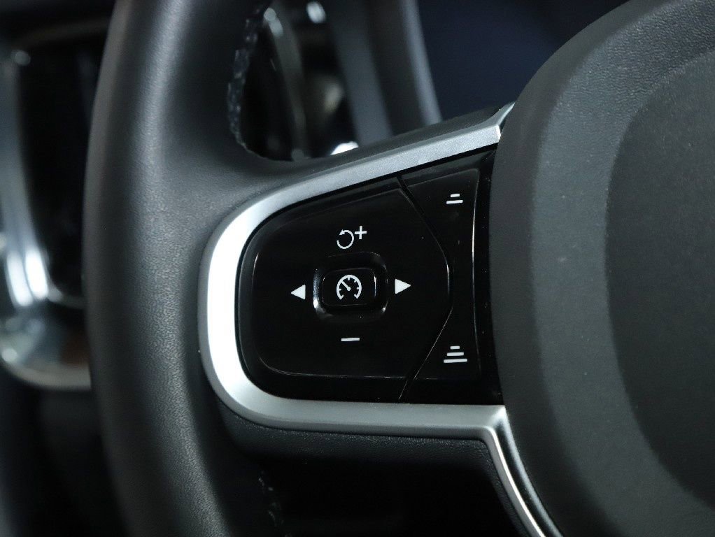 Used 2025 Volvo V60 B5 Cross Country Plus image 25