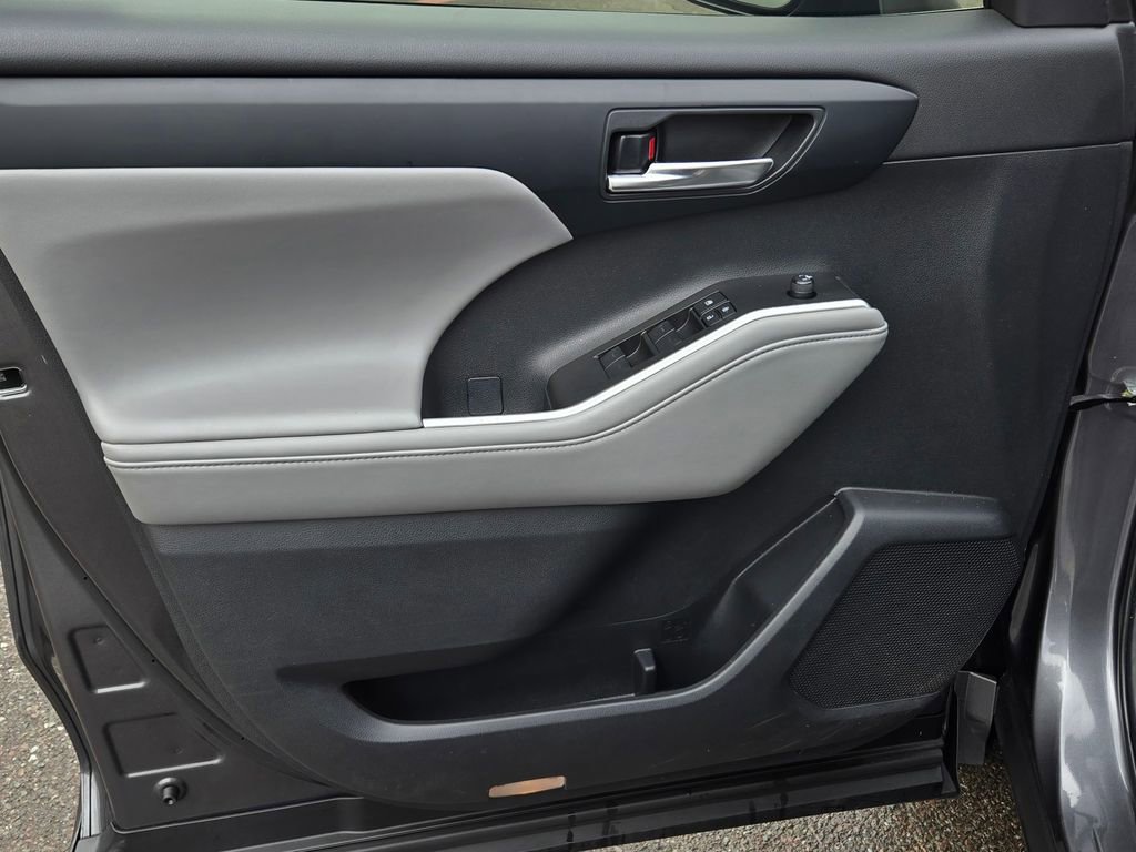 Used 2022 Toyota Highlander XLE FWD image 11