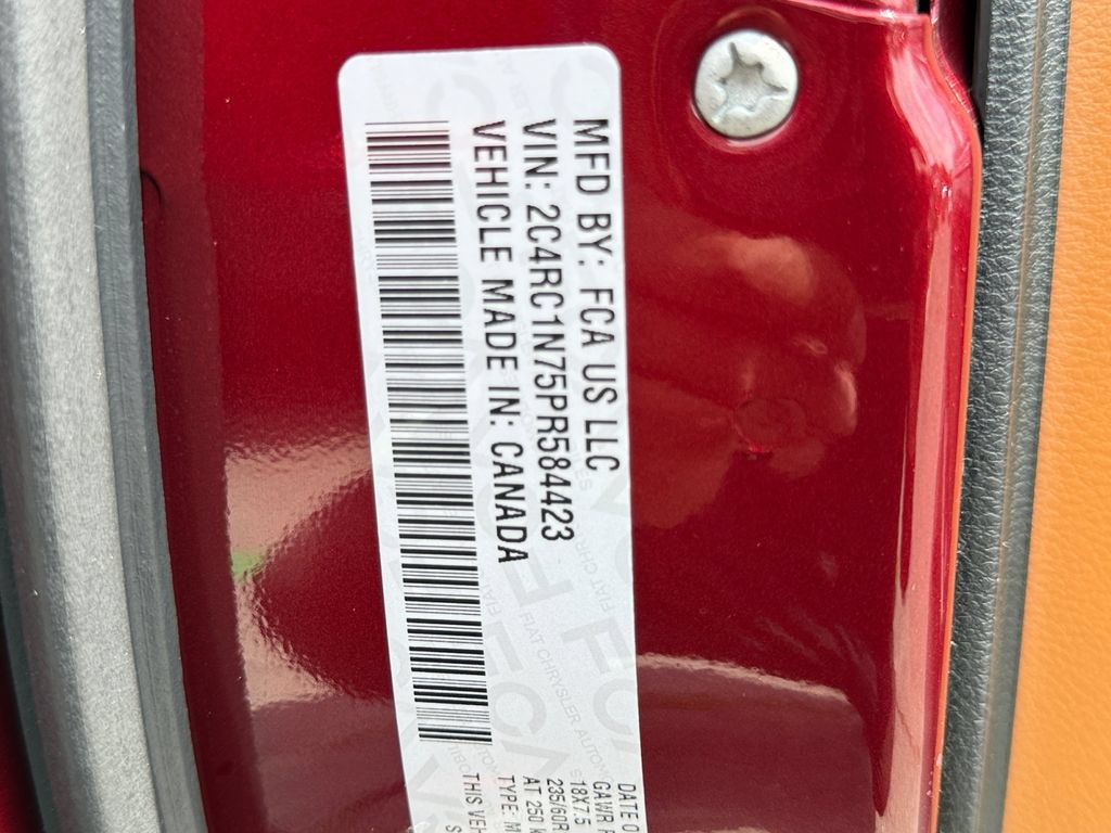 Used 2023 Chrysler Pacifica Pinnacle FWD image 32