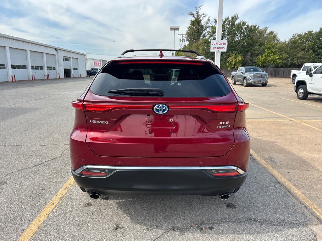 Used 2022 Toyota Venza XLE image 6