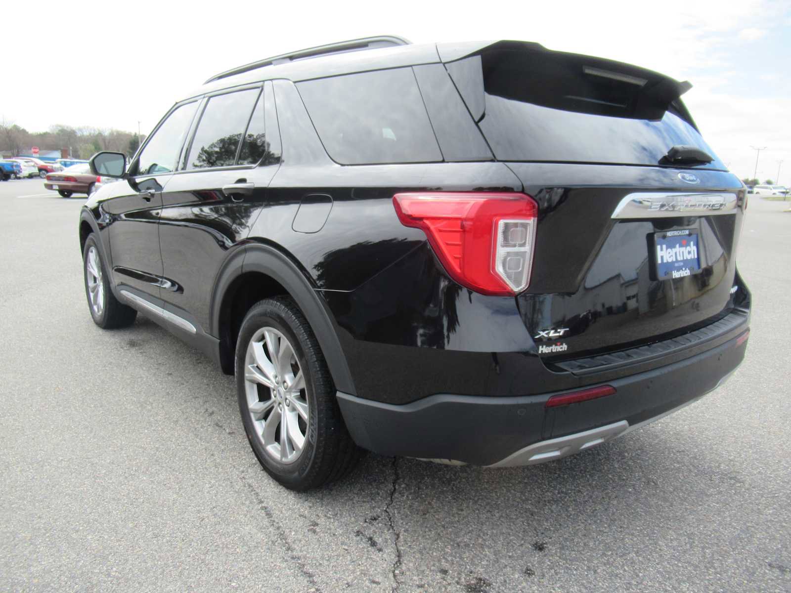 Used 2022 Ford Explorer XLT w/ Equipment Group 202A image 7