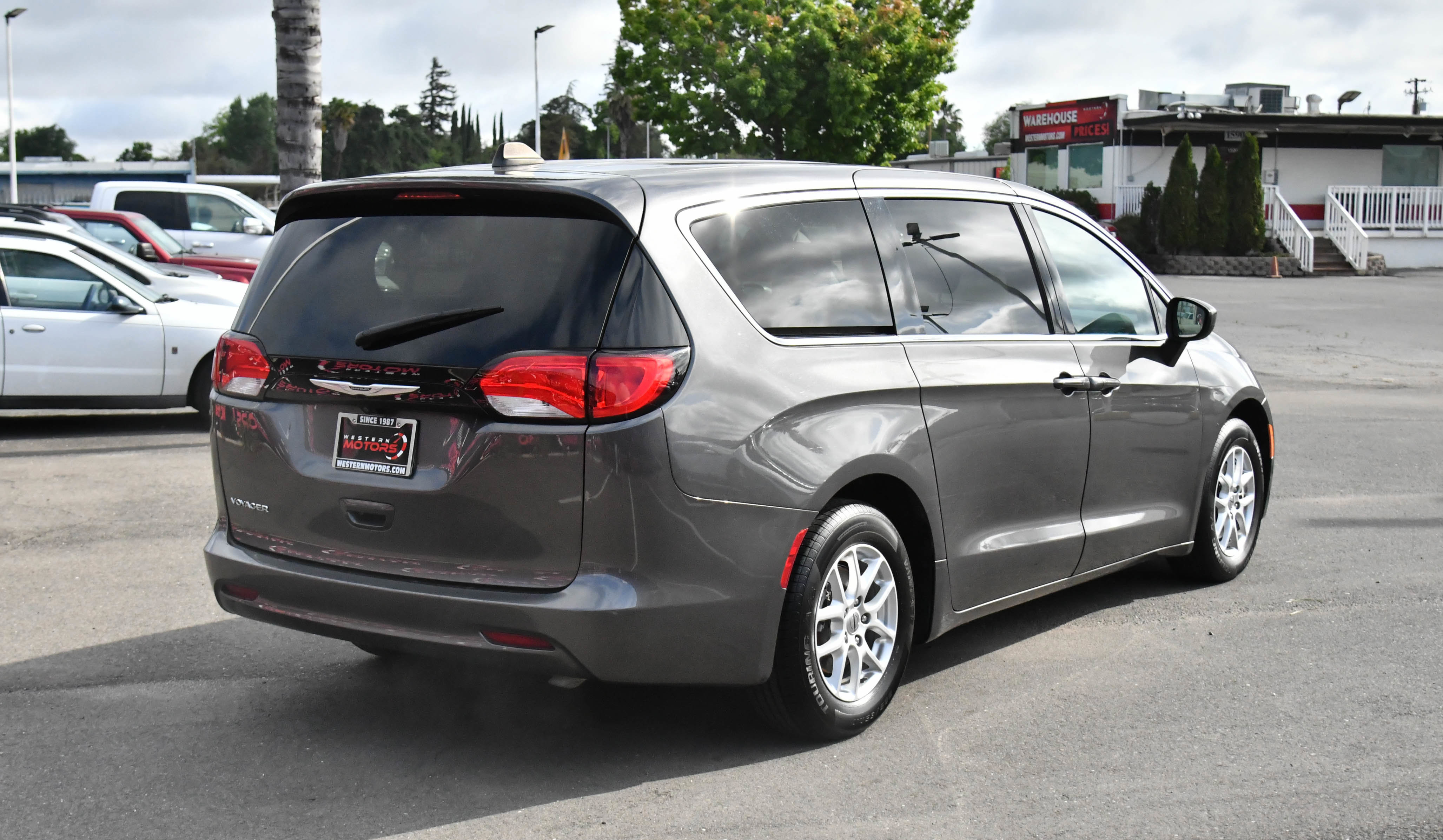 Used 2023 Chrysler Voyager LX FWD image 8