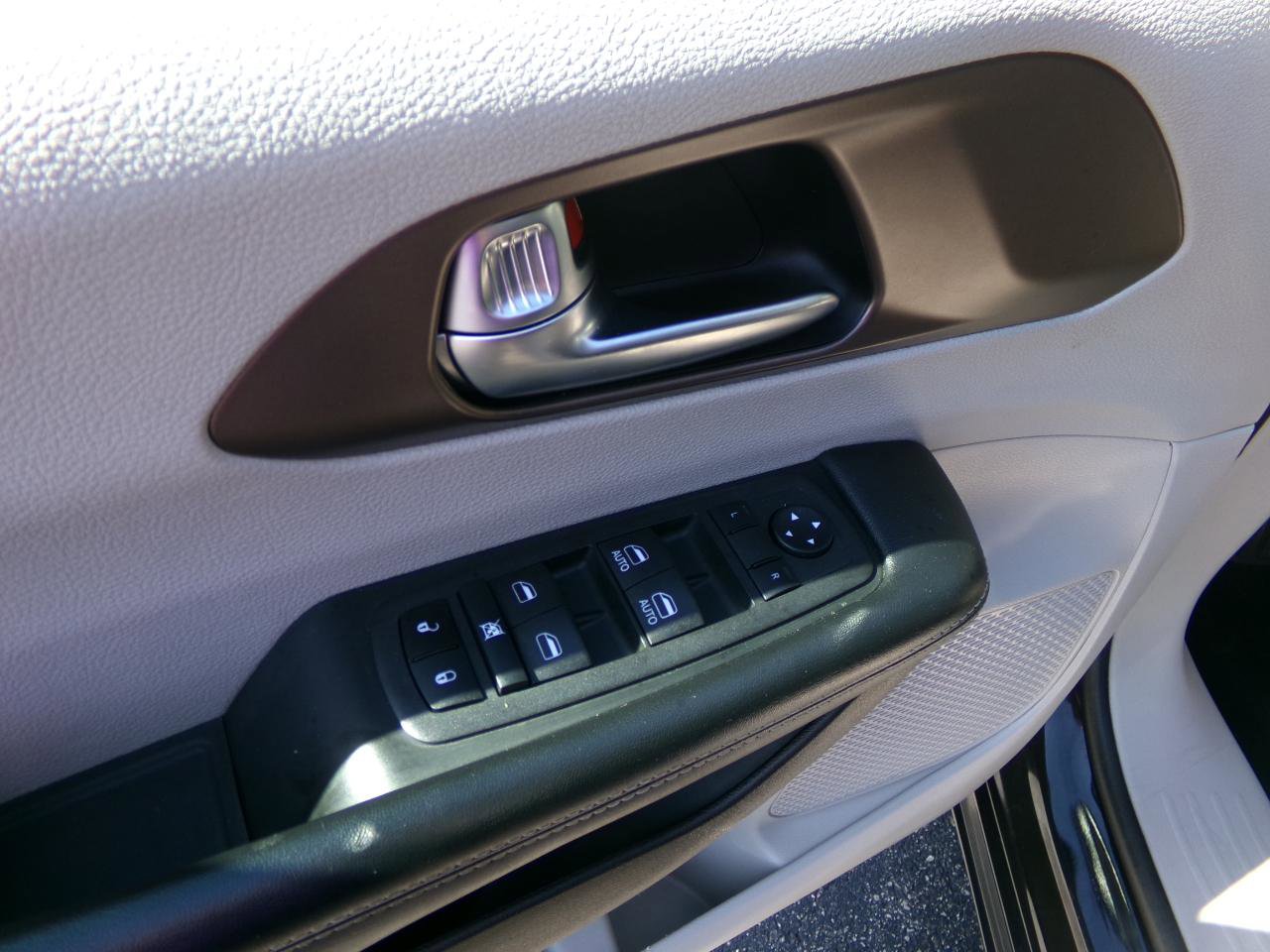 Used 2022 Chrysler Voyager LX FWD image 10