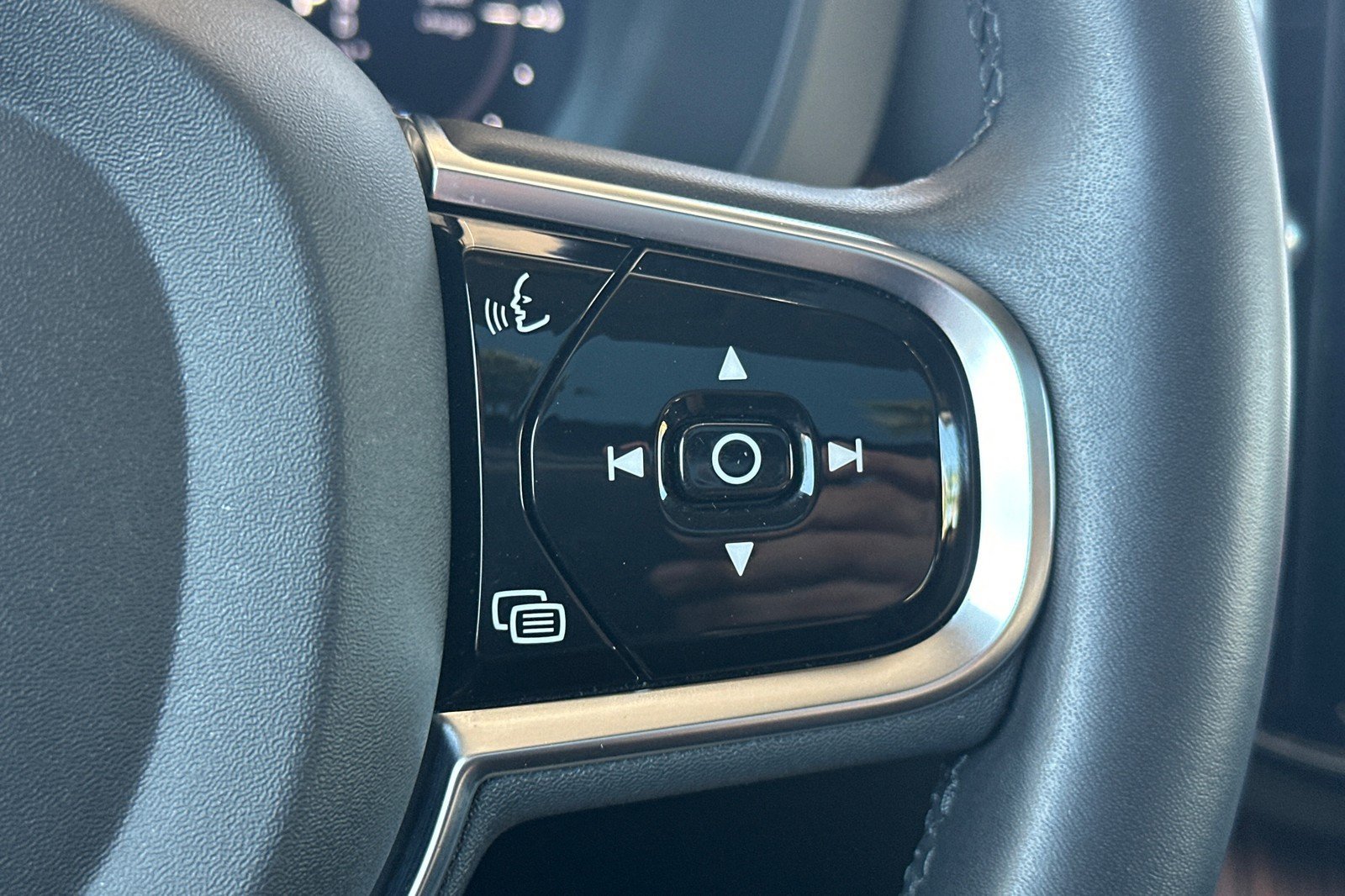 Certified 2023 Volvo XC60 T8 Plus AWD/4WD image 28