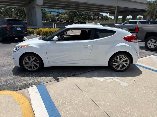 Used 2017 Hyundai Veloster FWD image 4