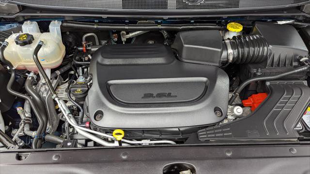 Used 2025 Chrysler Pacifica Select FWD image 32