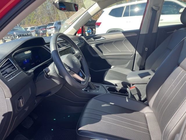 Used 2023 Volkswagen Tiguan SE w/ Panoramic Sunroof Package image 7
