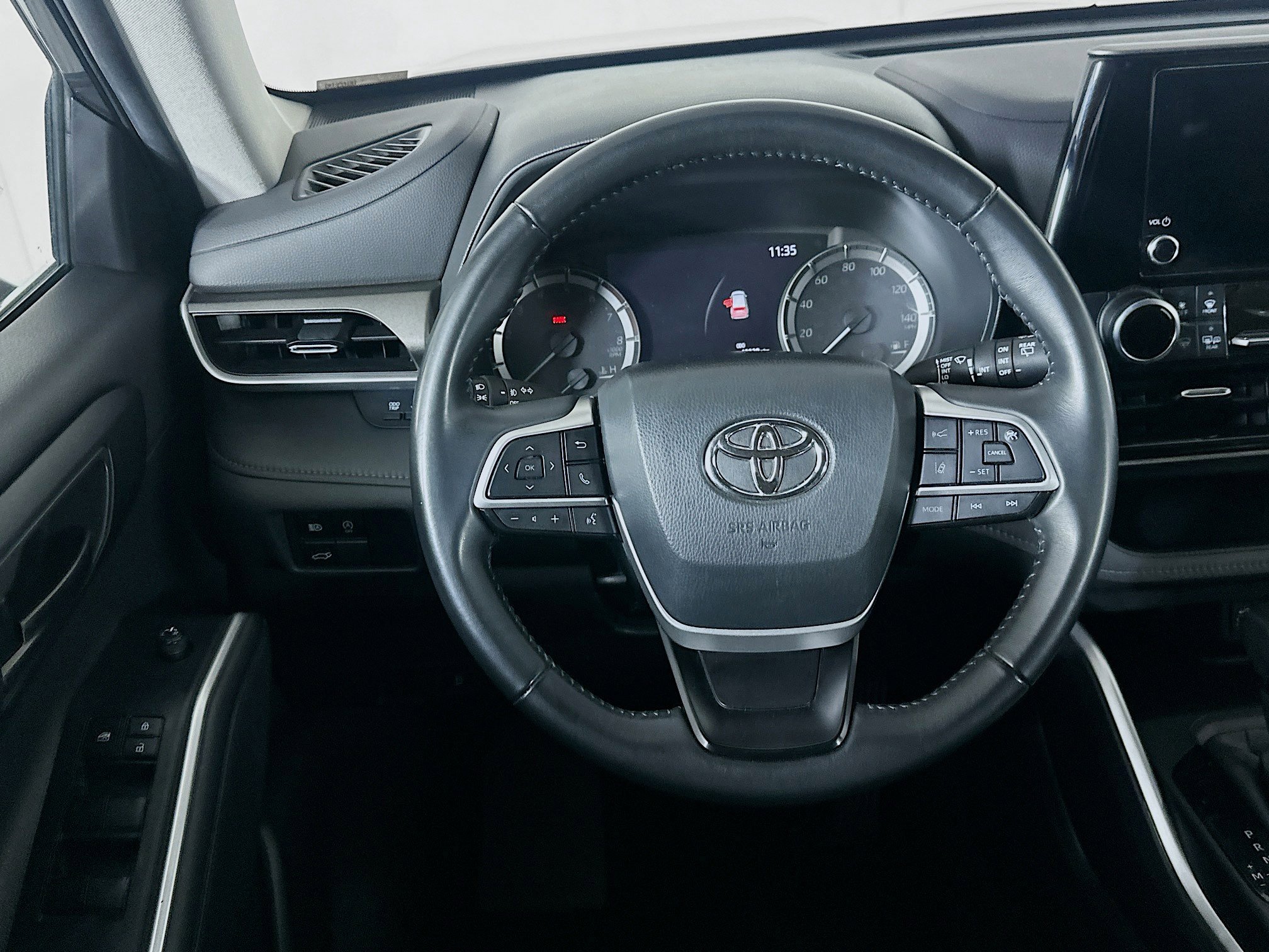 Used 2023 Toyota Highlander LE image 17