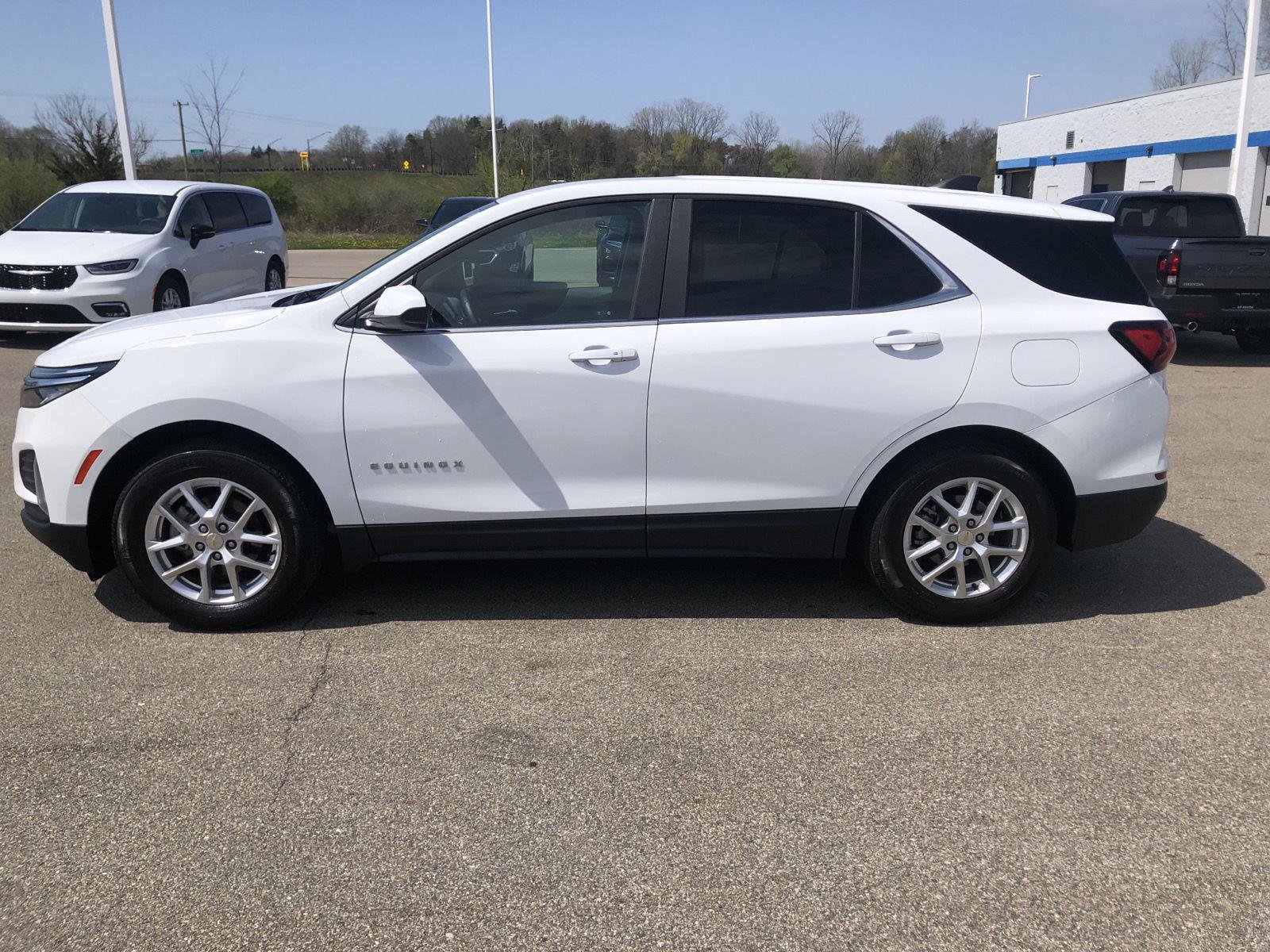 Used 2024 Chevrolet Equinox LT w/ Driver Convenience Package FWD image 2