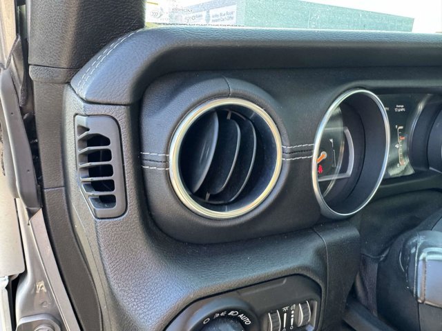 Used 2018 Jeep Wrangler Unlimited Sahara AWD/4WD image 15
