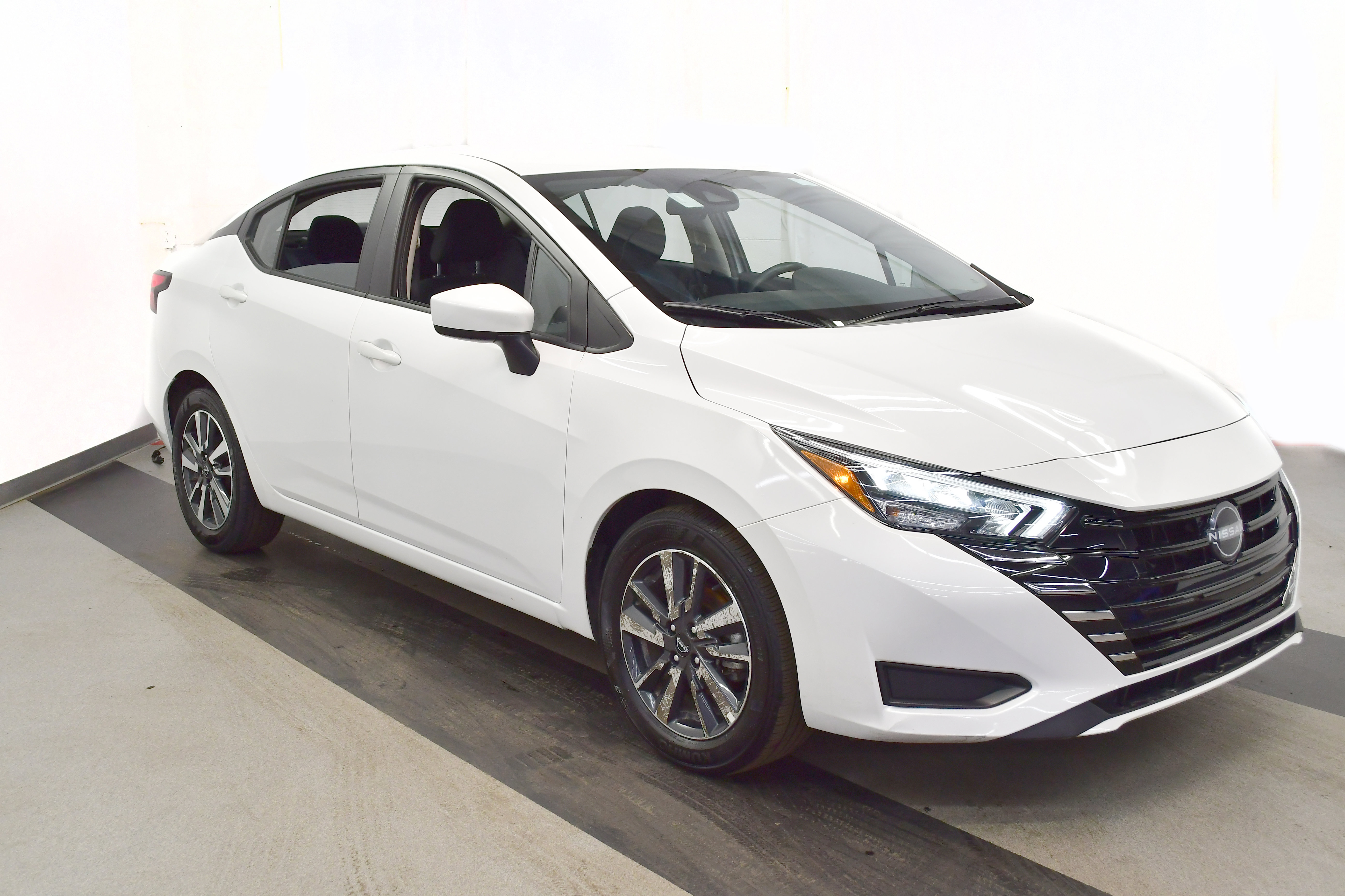 Used 2025 Nissan Versa SV image 2