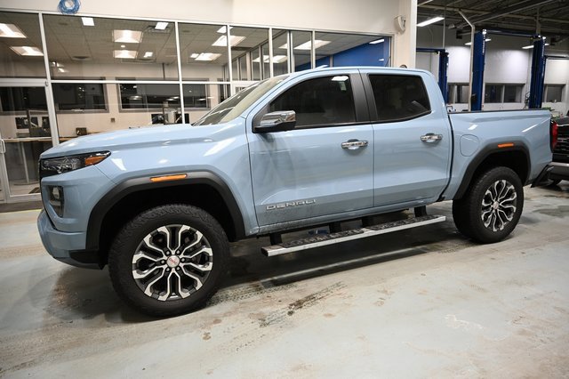 Used 2025 GMC Canyon Denali image 9