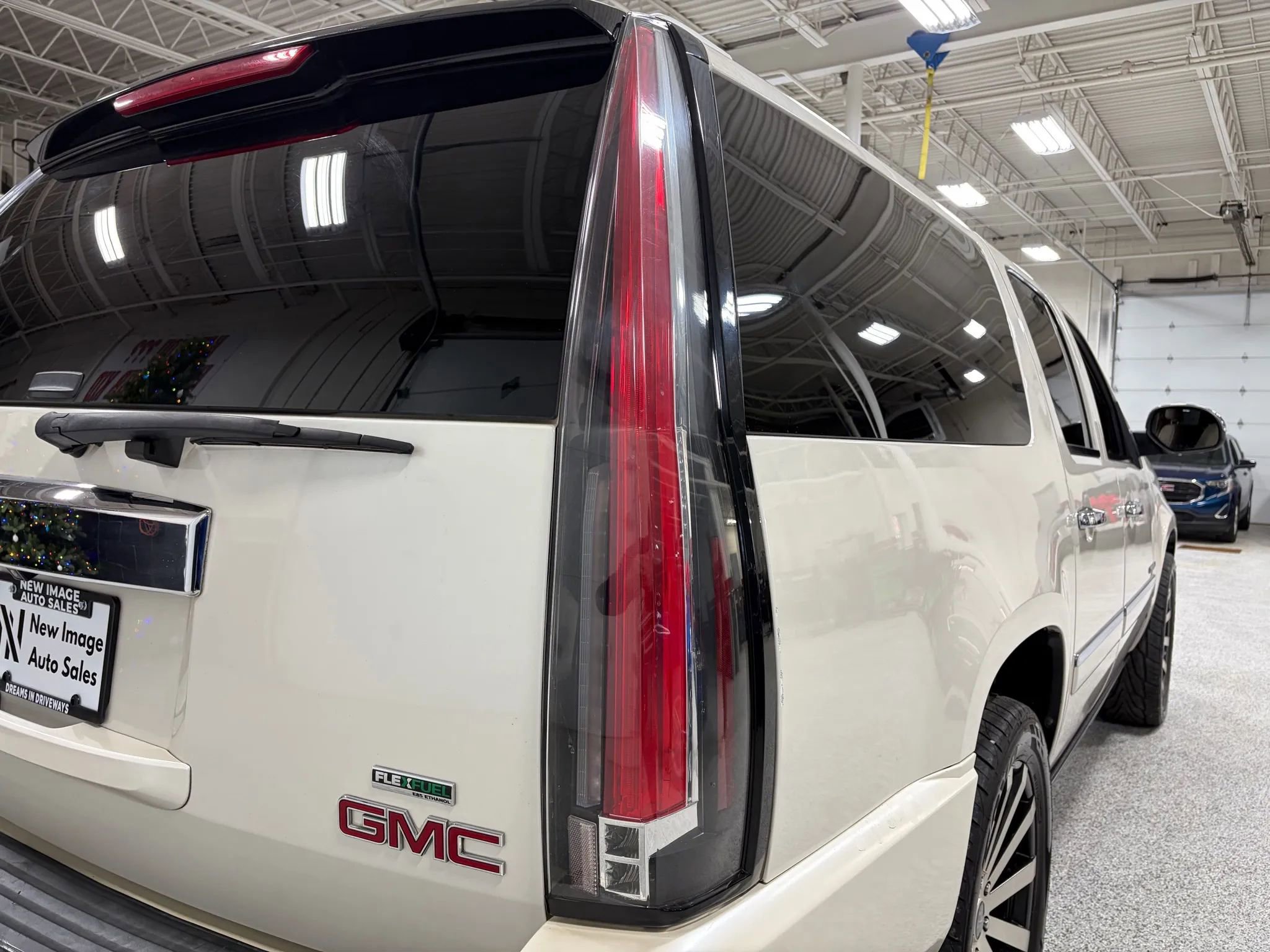Used 2012 GMC Yukon XL Denali image 7