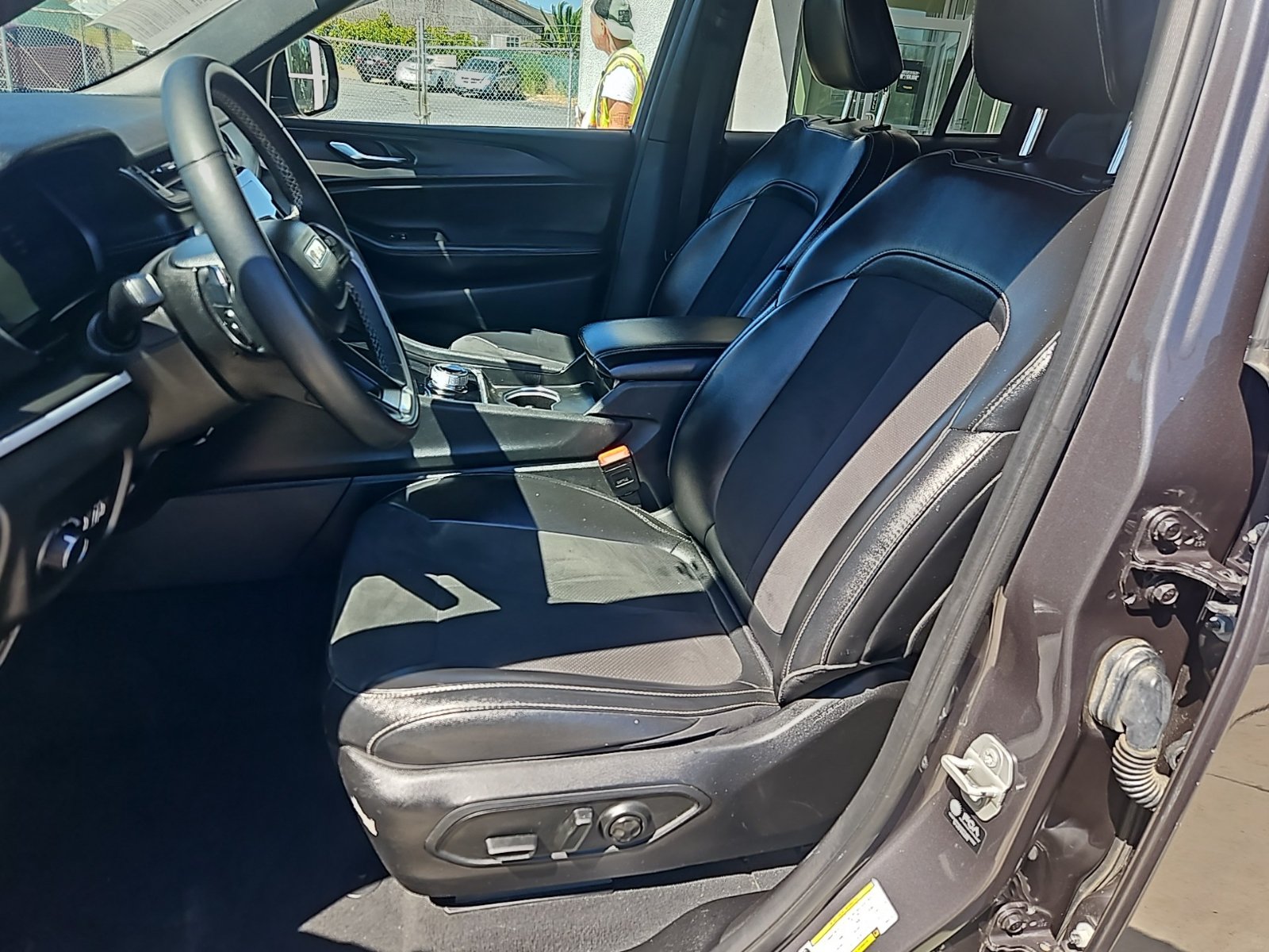 Used 2024 Jeep Grand Cherokee Altitude AWD/4WD image 12