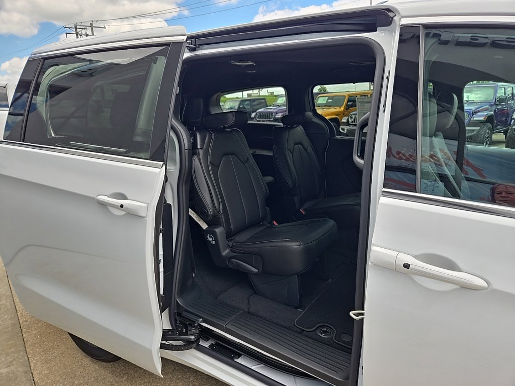 New 2027 Chrysler Pacifica Select w/ Family Tech Group FWD image 83