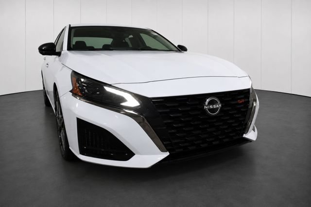Used 2024 Nissan Altima 2.0 SR FWD image 3