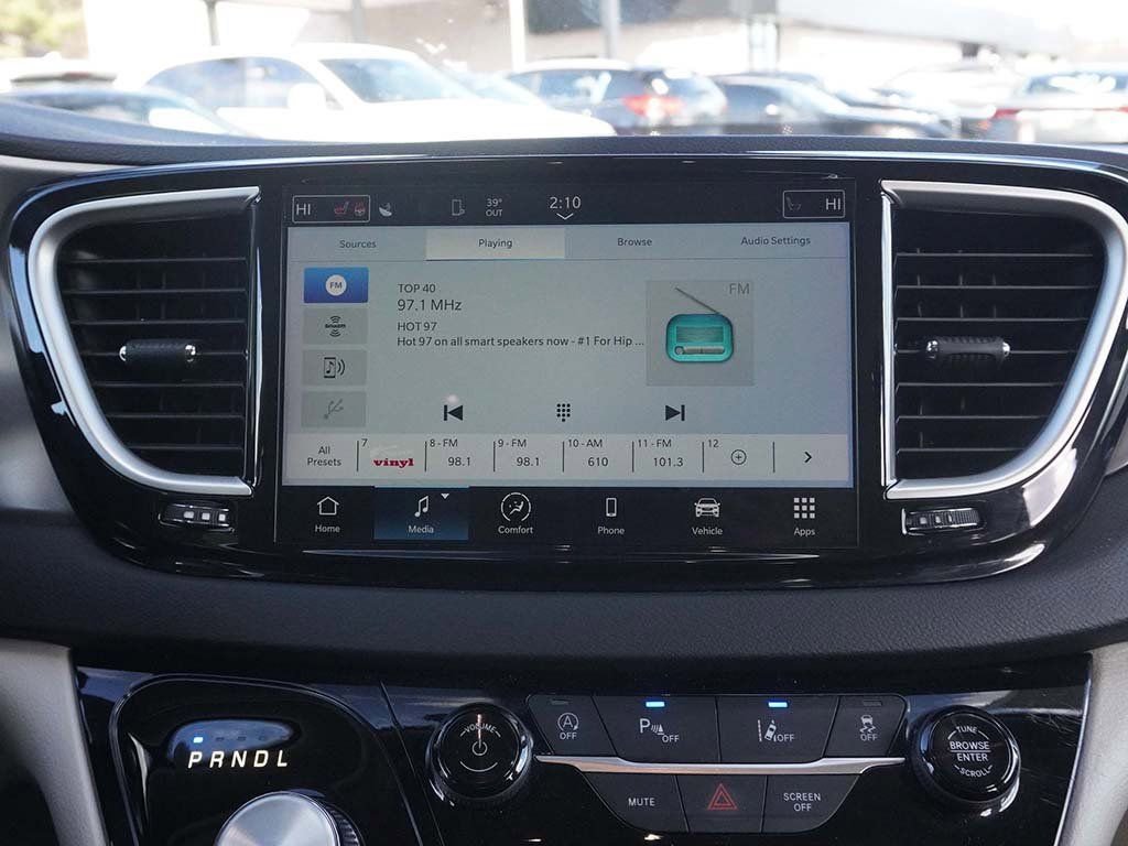 Used 2023 Chrysler Pacifica Touring-L image 41