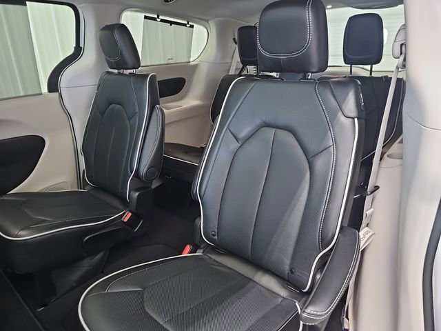 Used 2024 Chrysler Pacifica Limited FWD image 37