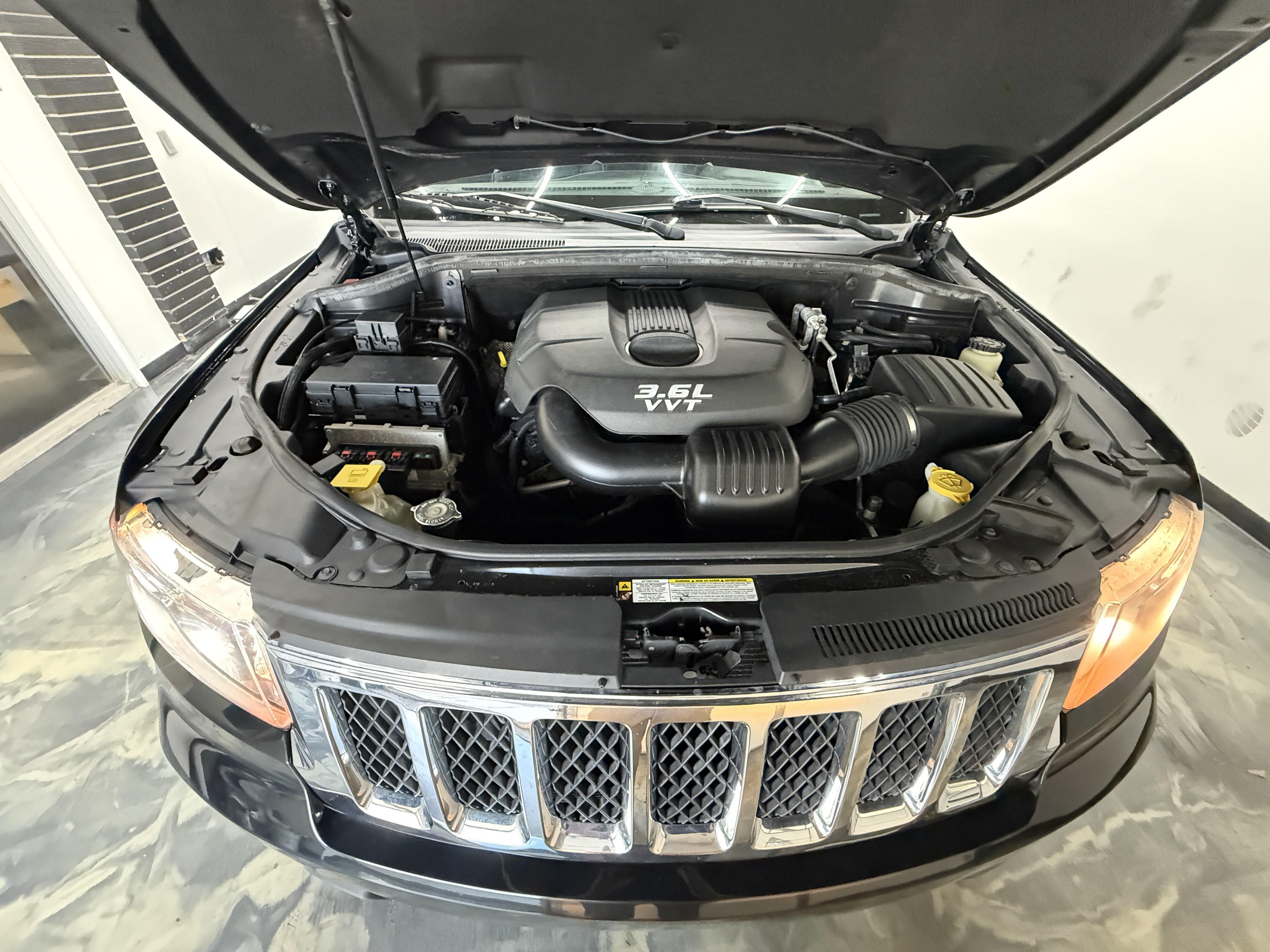 Used 2012 Jeep Grand Cherokee Overland AWD/4WD image 27