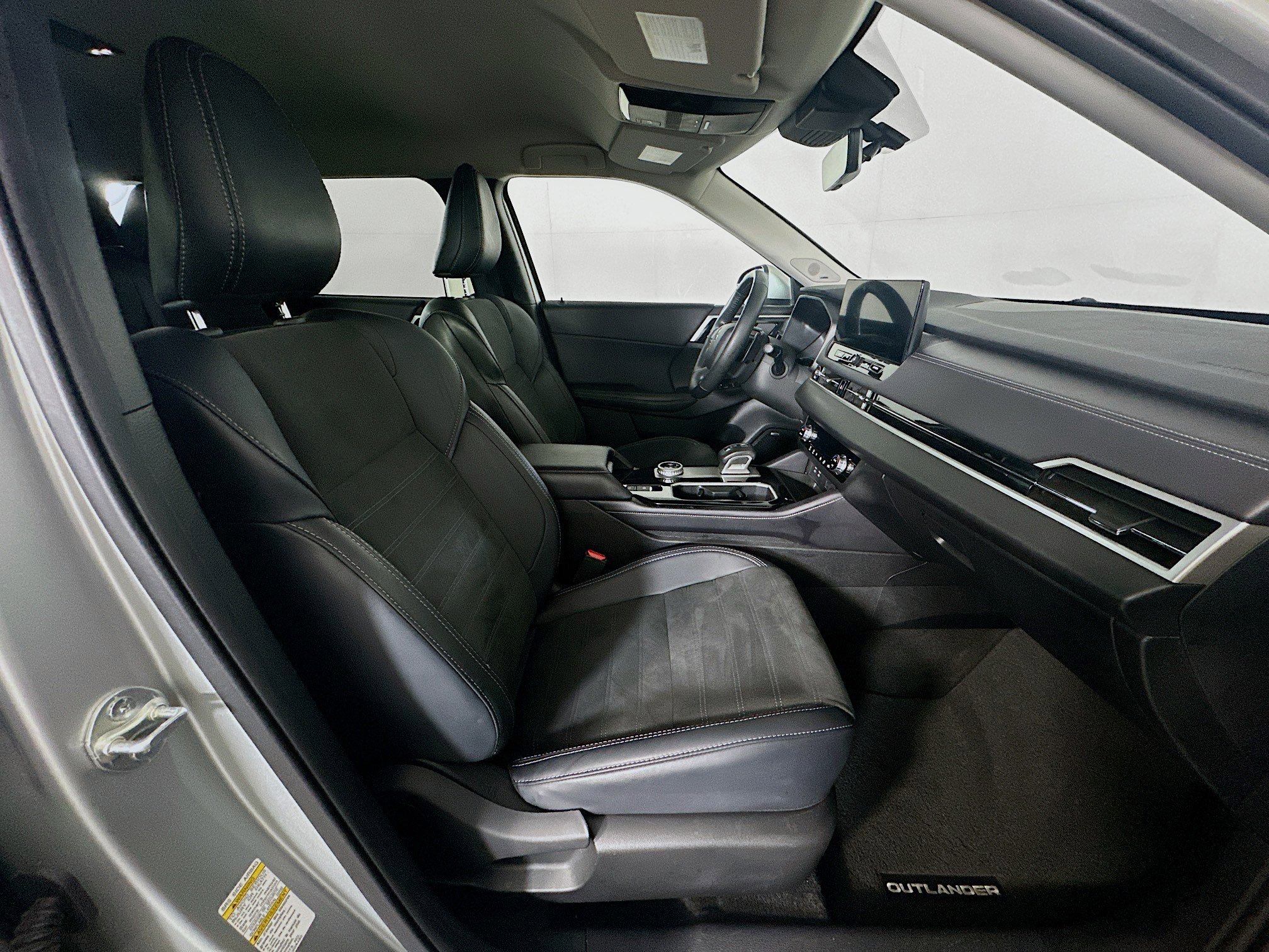 Used 2025 Mitsubishi Outlander SE FWD image 33