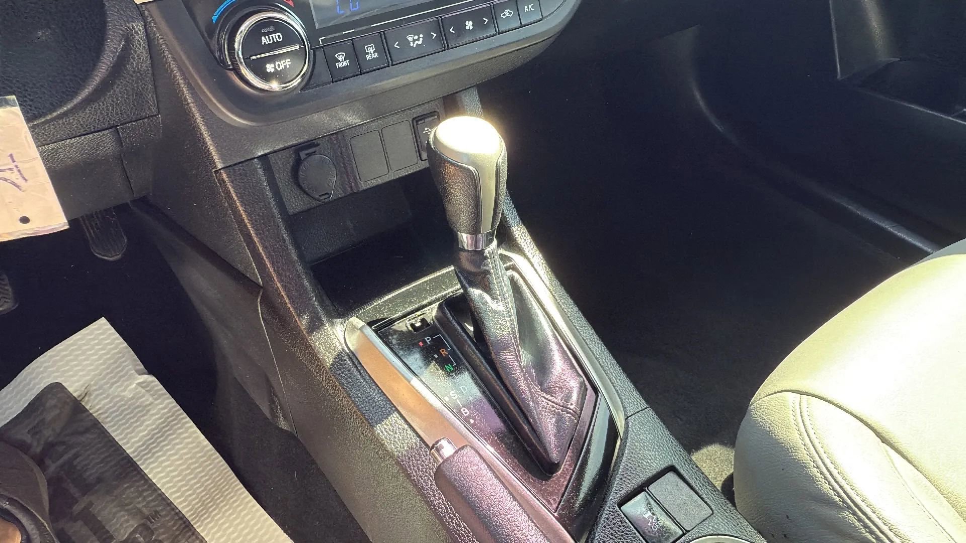 Used 2014 Toyota Corolla LE image 19