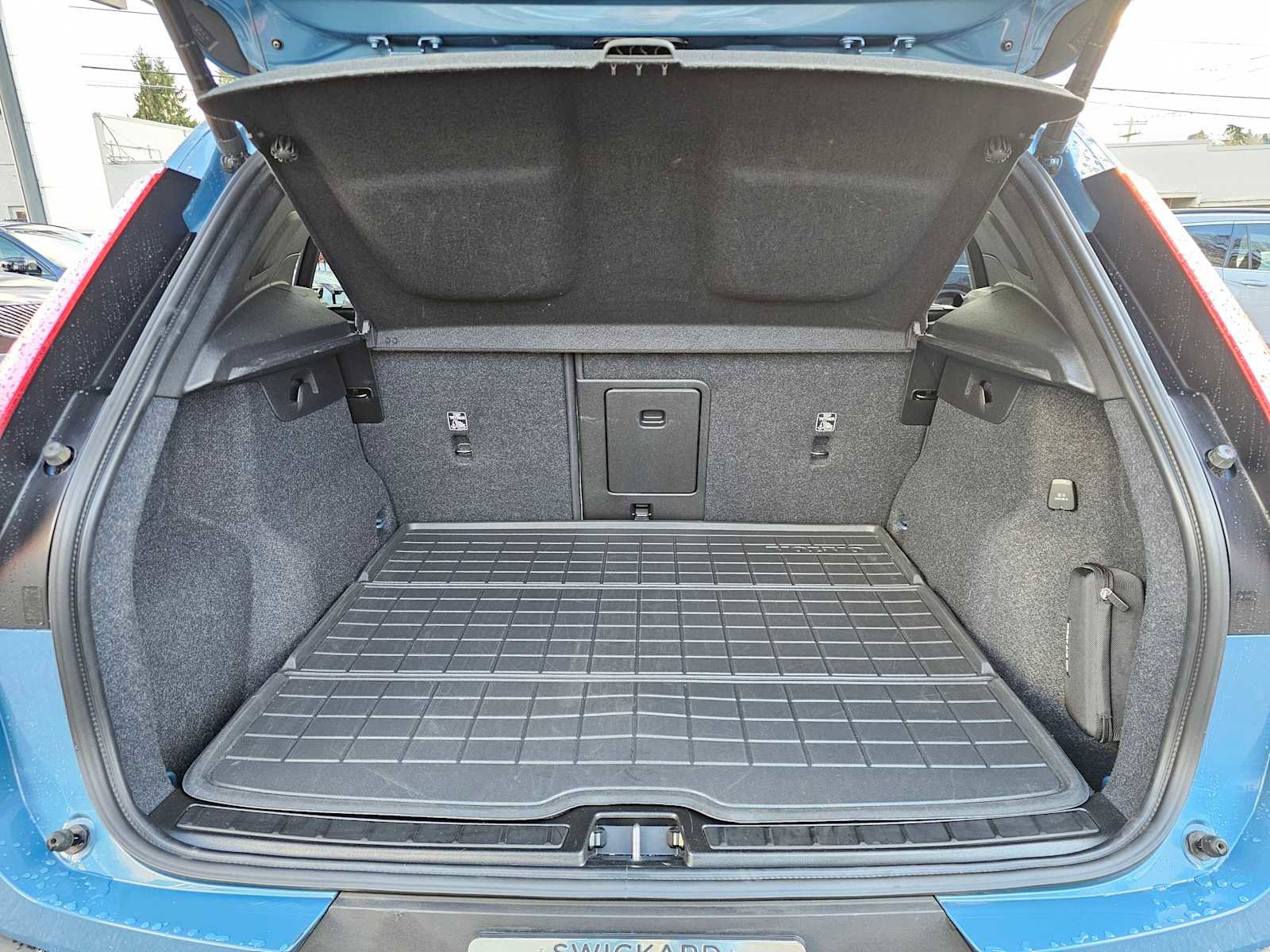 Certified 2024 Volvo XC40 B5 Plus w/ Protection Package Premier image 18