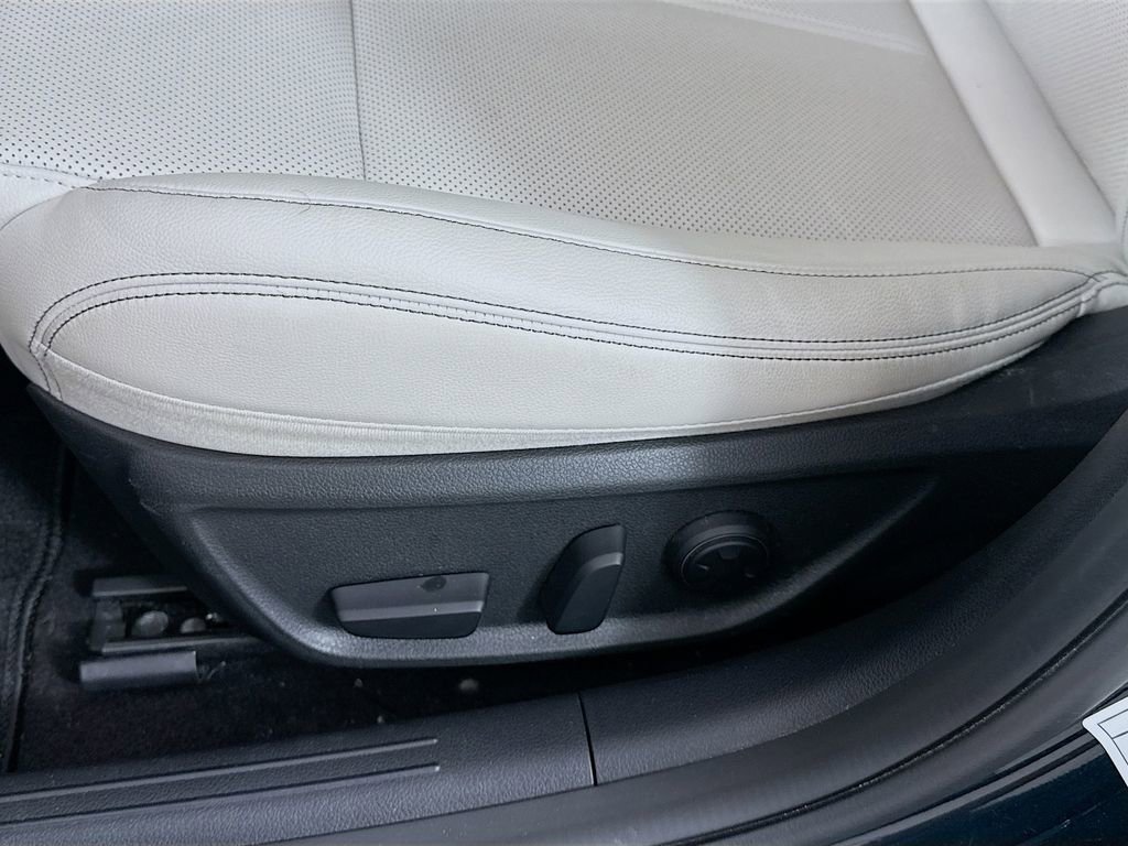 Used 2025 Genesis G70 2.5T image 20