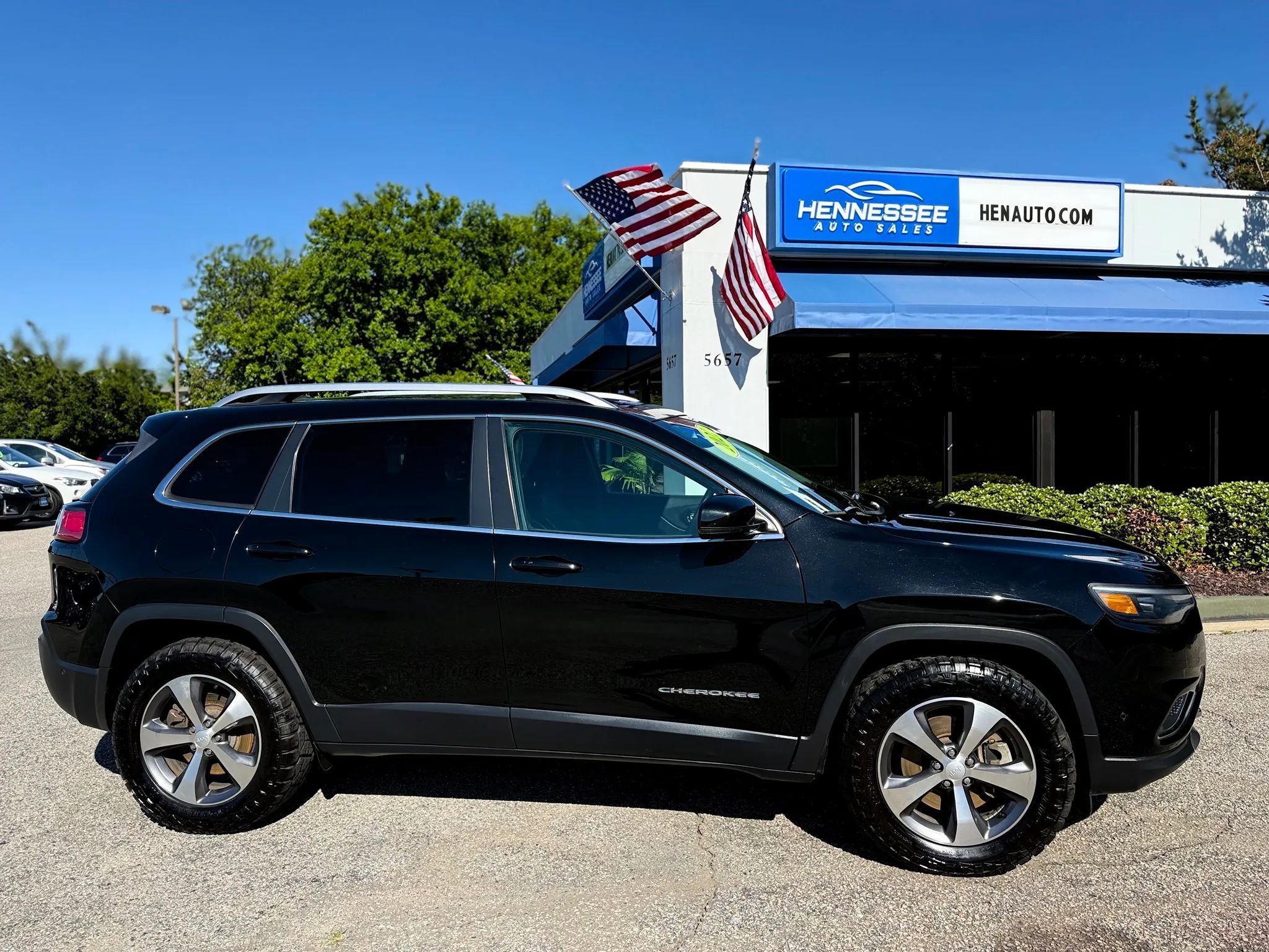 Used 2021 Jeep Cherokee Limited w/ Elite Package AWD/4WD image 7