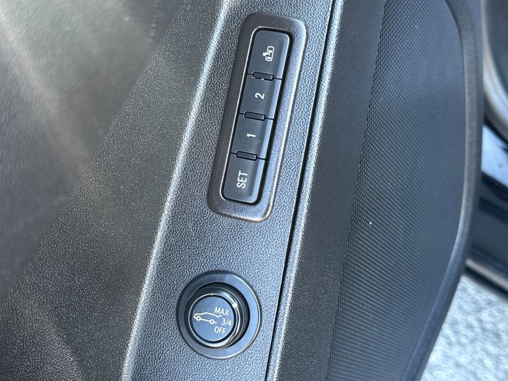 Used 2020 Chevrolet Equinox LT w/ Midnight Edition FWD image 29