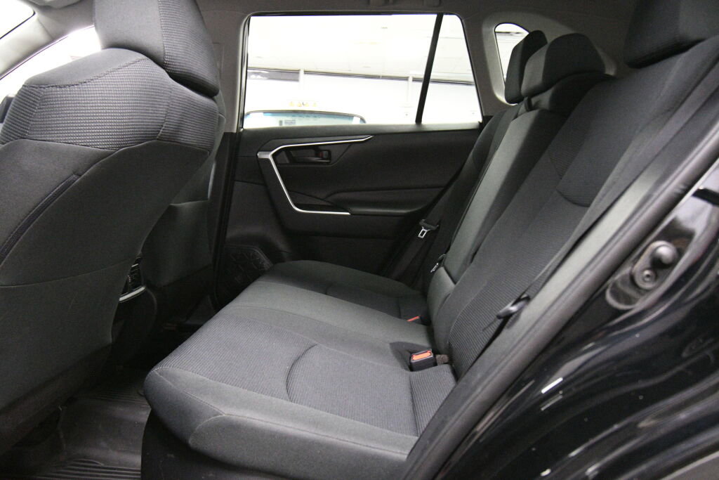 Used 2020 Toyota RAV4 LE w/ Carpet Mat Package image 20