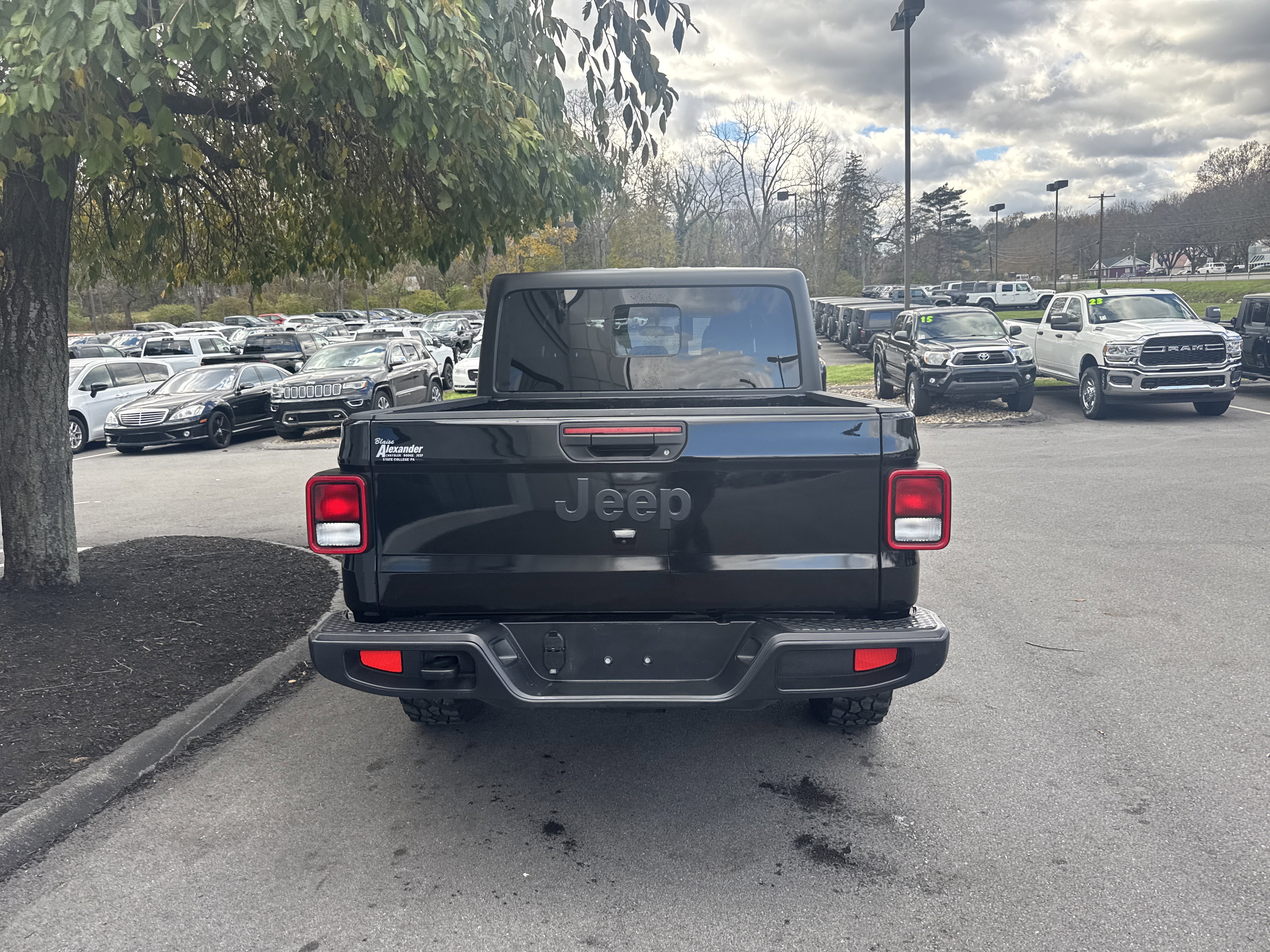 Used 2022 Jeep Gladiator Willys image 4