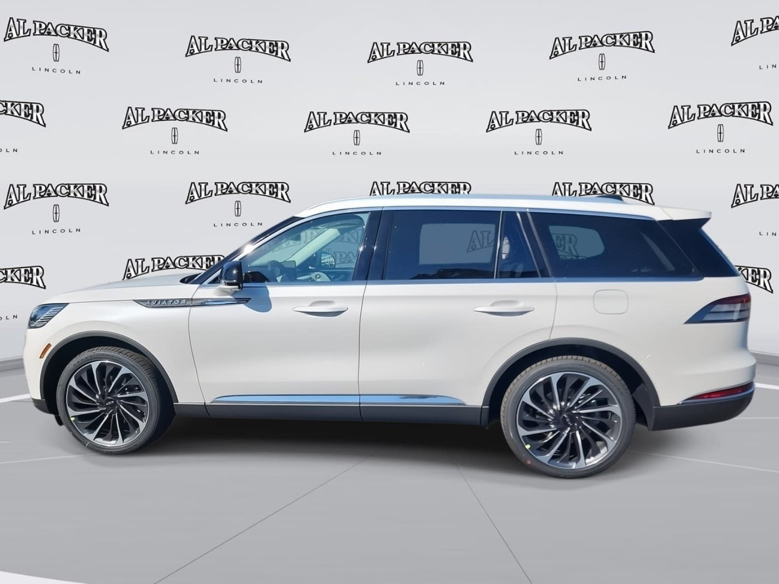 New 2026 Lincoln Aviator Reserve w/ Luxury Package RWD image 2