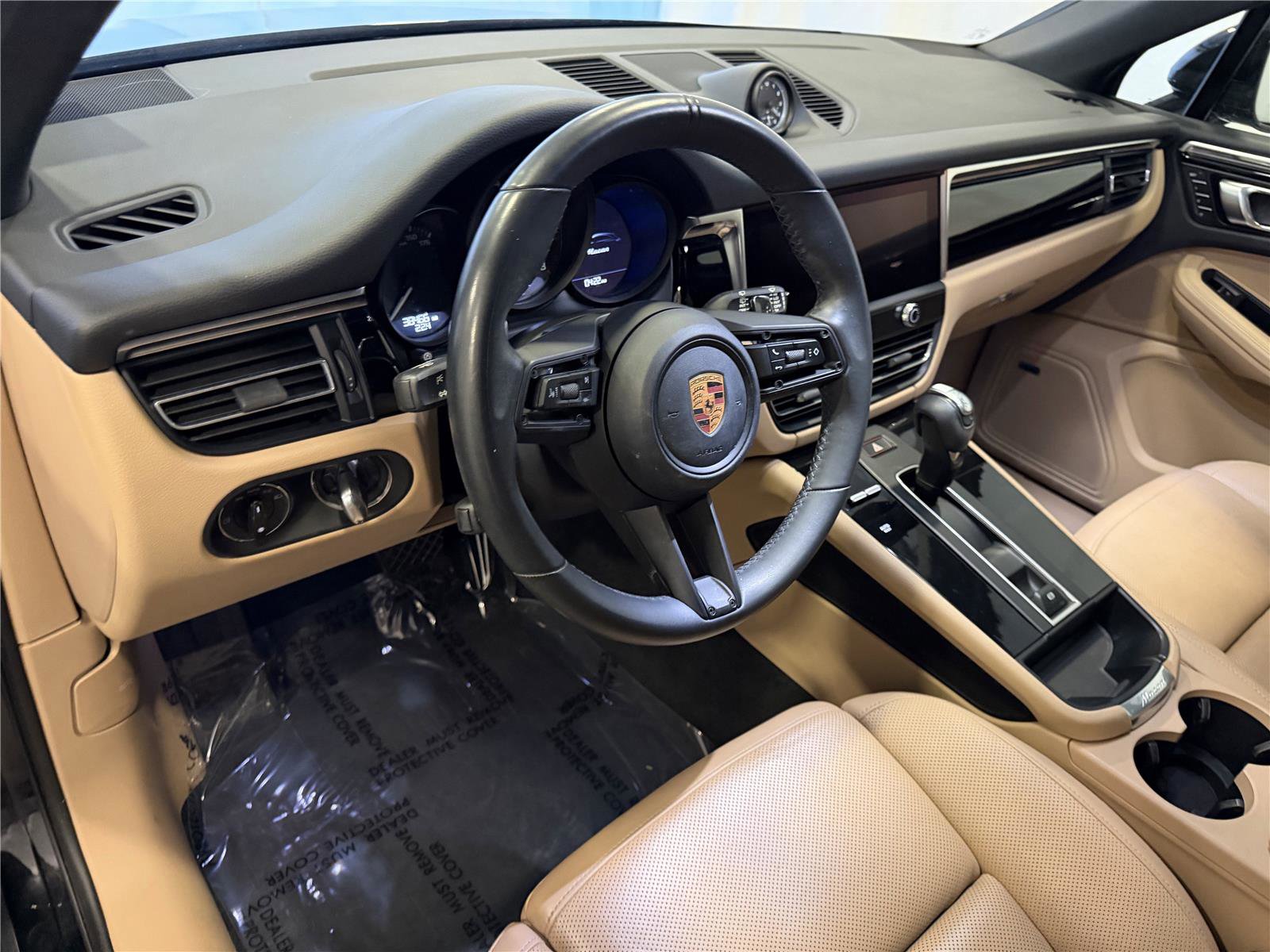 Certified 2023 Porsche Macan image 4