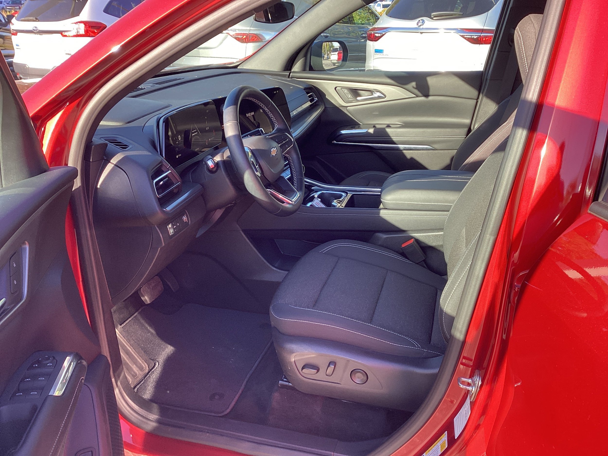 Used 2026 Chevrolet Traverse LT FWD image 9