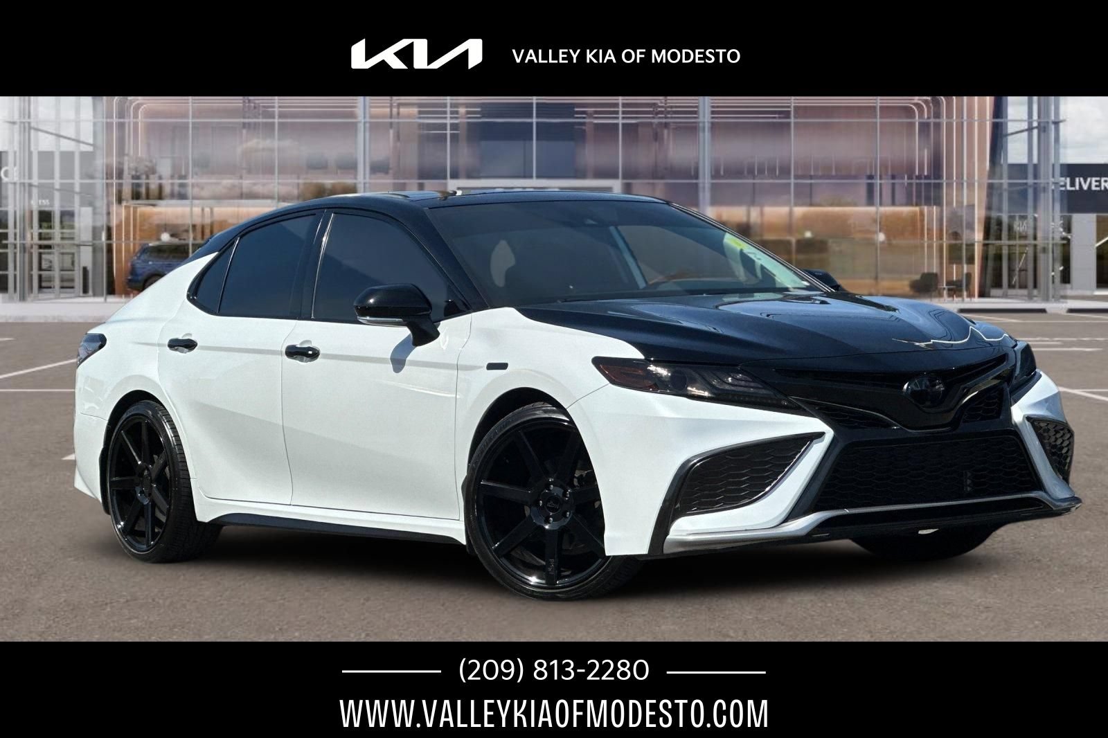 Used 2022 Toyota Camry XSE FWD image 1