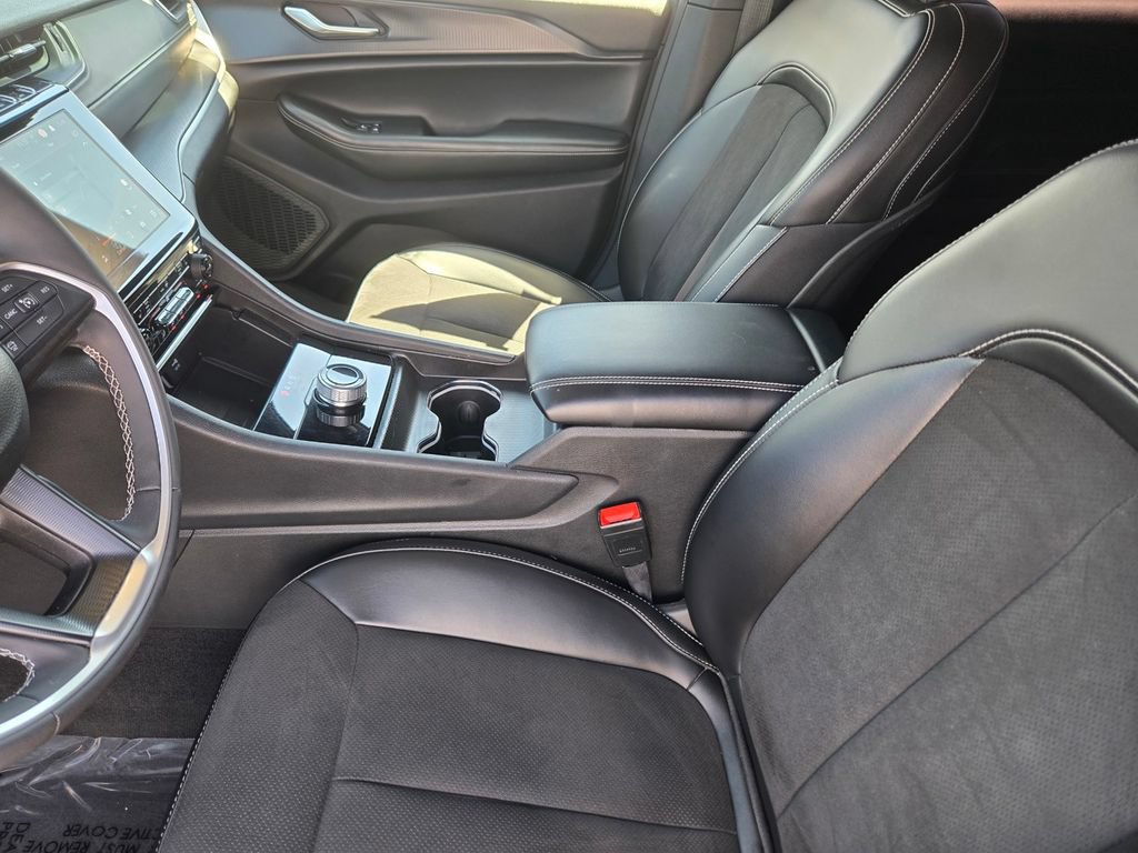 Used 2023 Jeep Grand Cherokee L Laredo AWD/4WD image 12