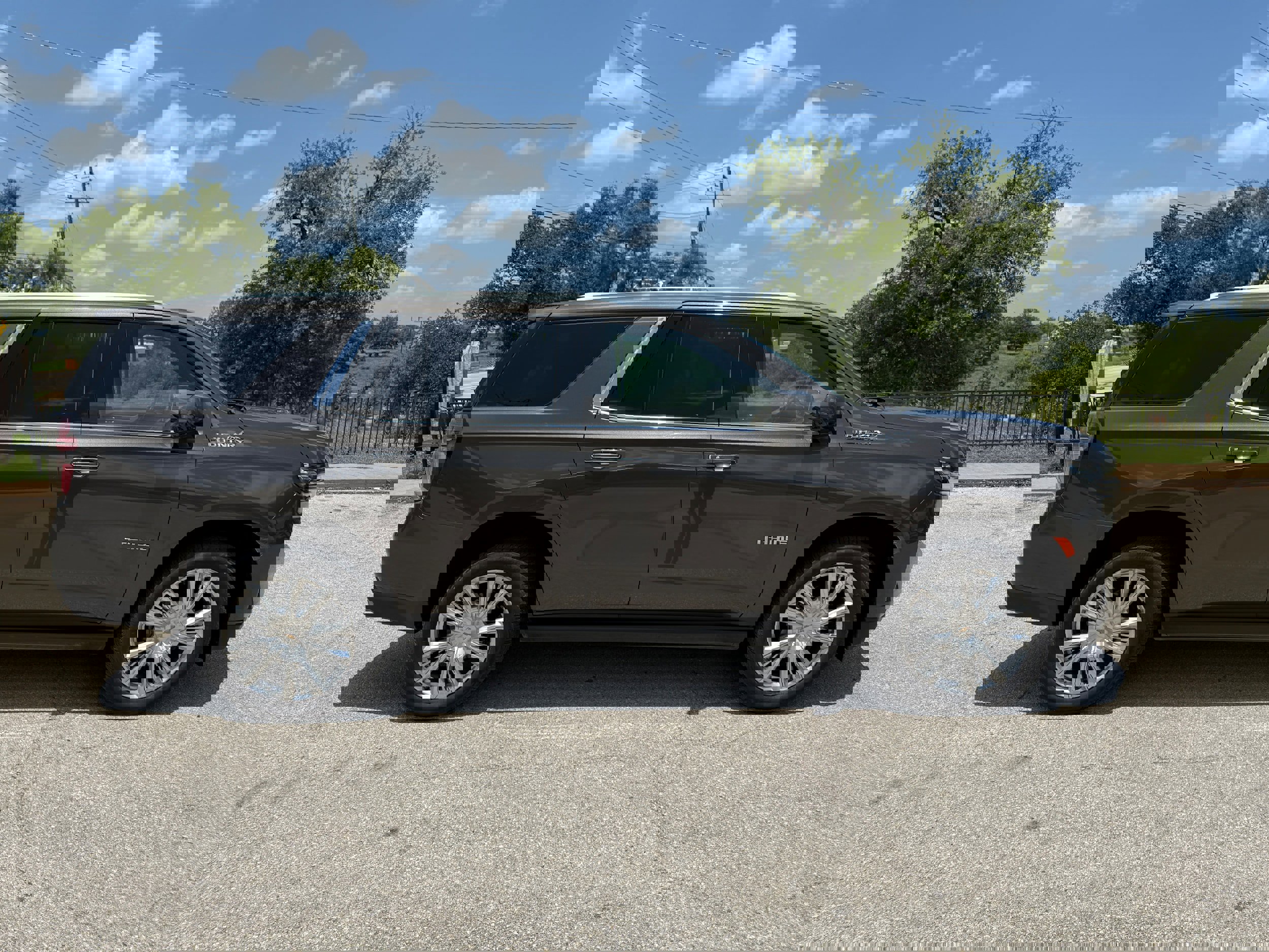 Used 2021 Chevrolet Tahoe High Country w/ Premium Package image 2