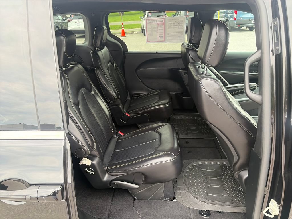 Used 2025 Chrysler Pacifica Select FWD image 41