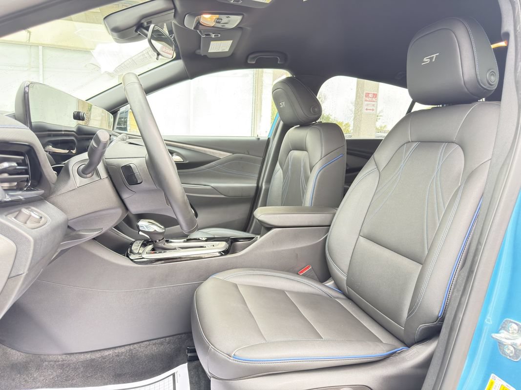 Used 2025 Buick Envista Sport Touring w/ Convenience I Package FWD image 13
