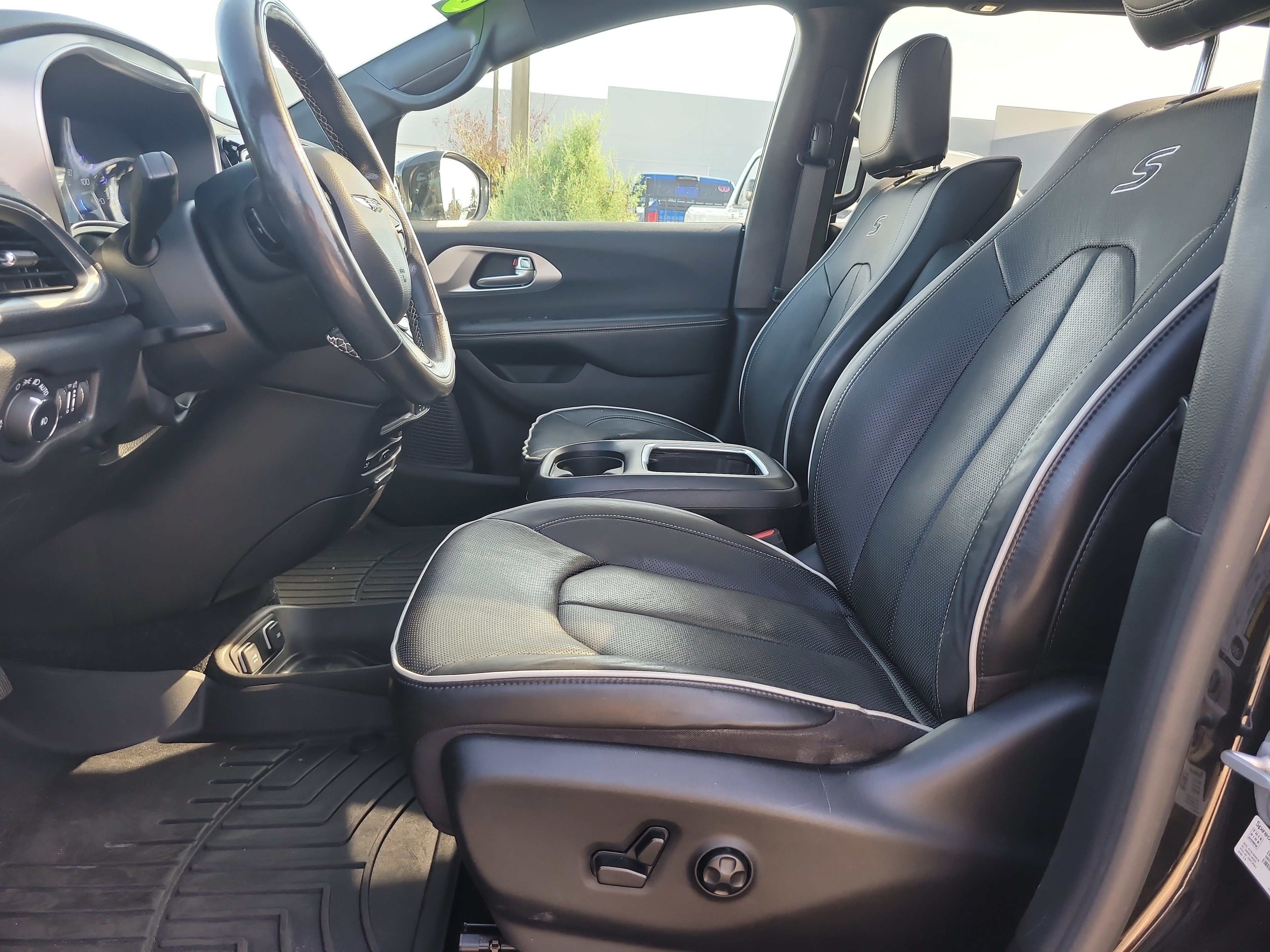 Used 2020 Chrysler Pacifica Limited w/ Advanced Safetytec Group FWD image 16