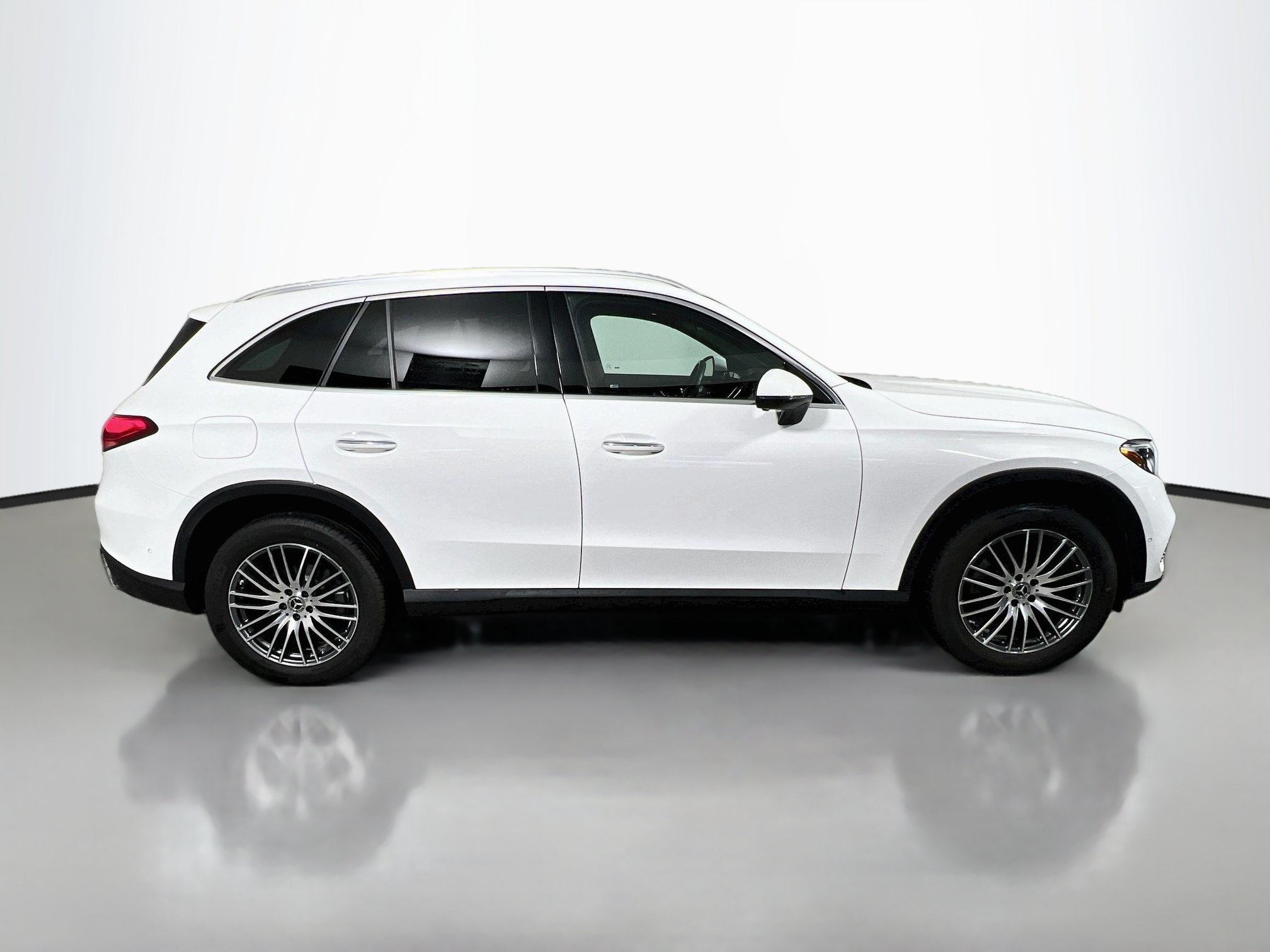 Used 2025 Mercedes-Benz GLC 300 image 3